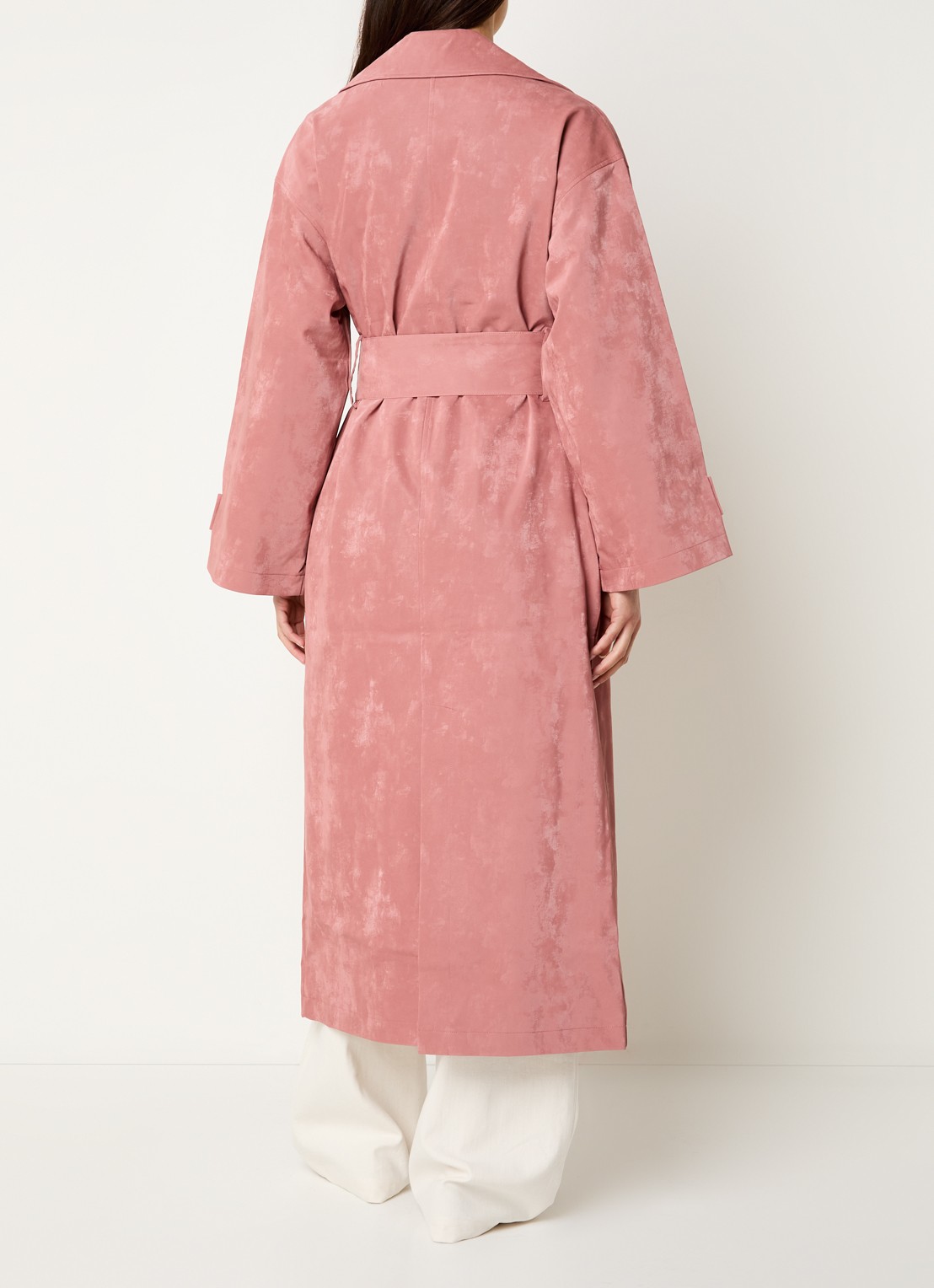 Laagam Janina trenchcoat met strikceintuur - achterkant 2 oudroze