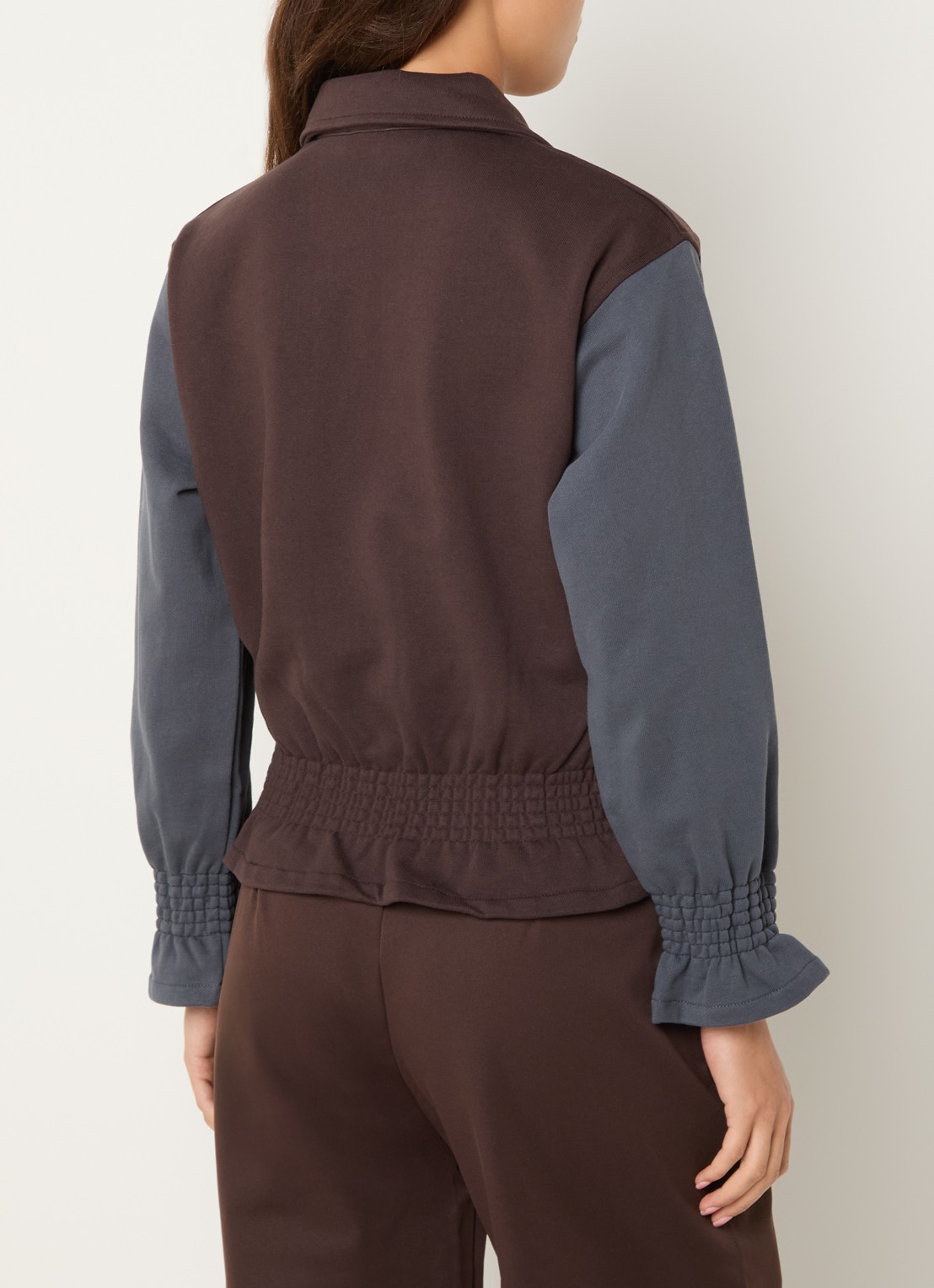 Laagam Jolanda sweater met smockwerk en halve rits - achterkant 2 bruin