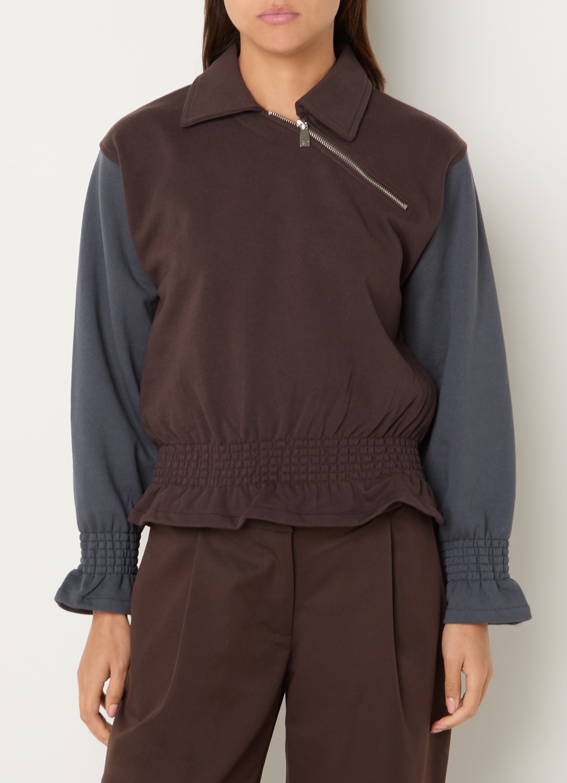 Laagam Jolanda sweater met smockwerk en halve rits - detail bruin