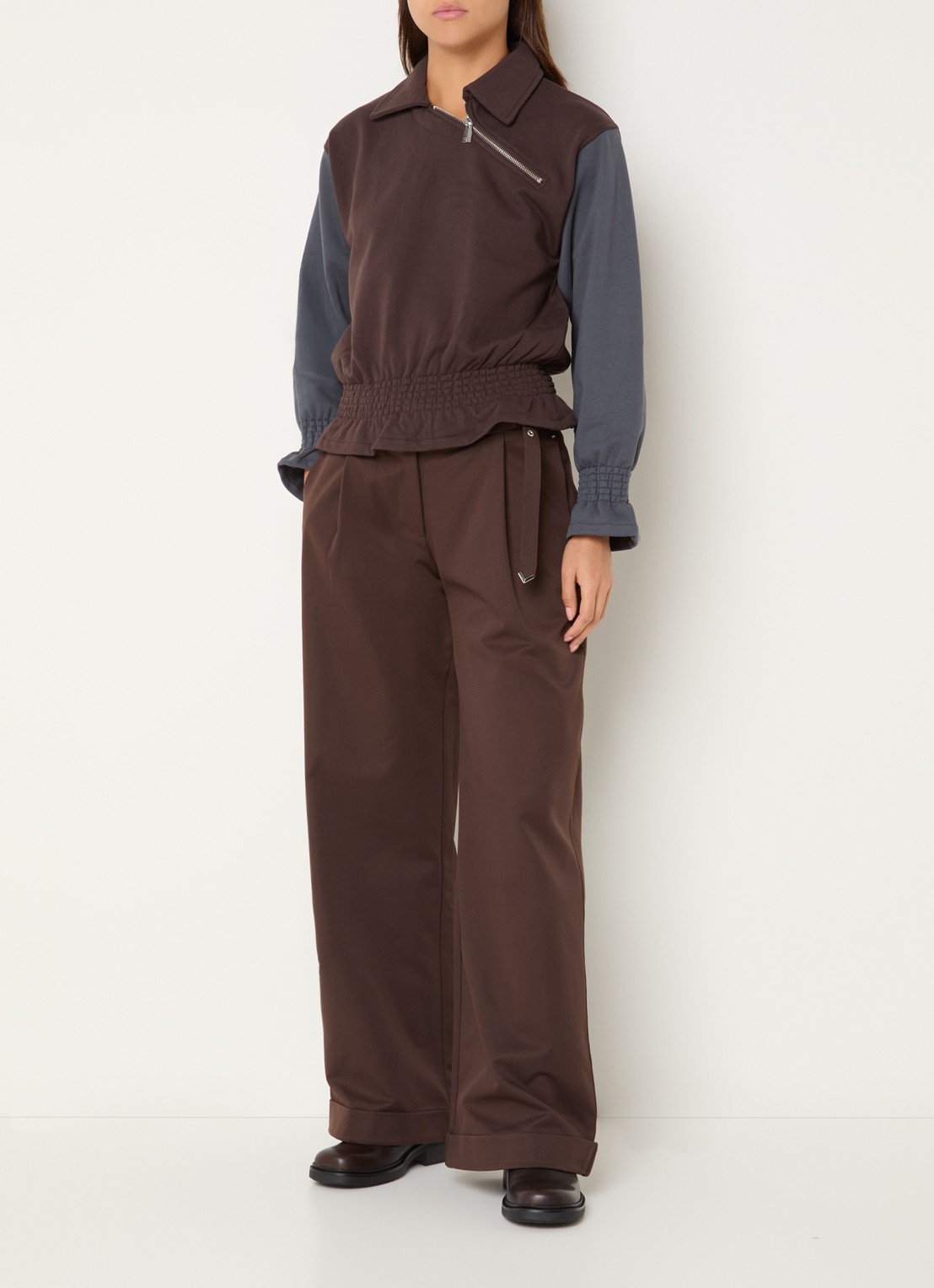 Laagam Jolanda sweater met smockwerk en halve rits - voorkant 4 bruin