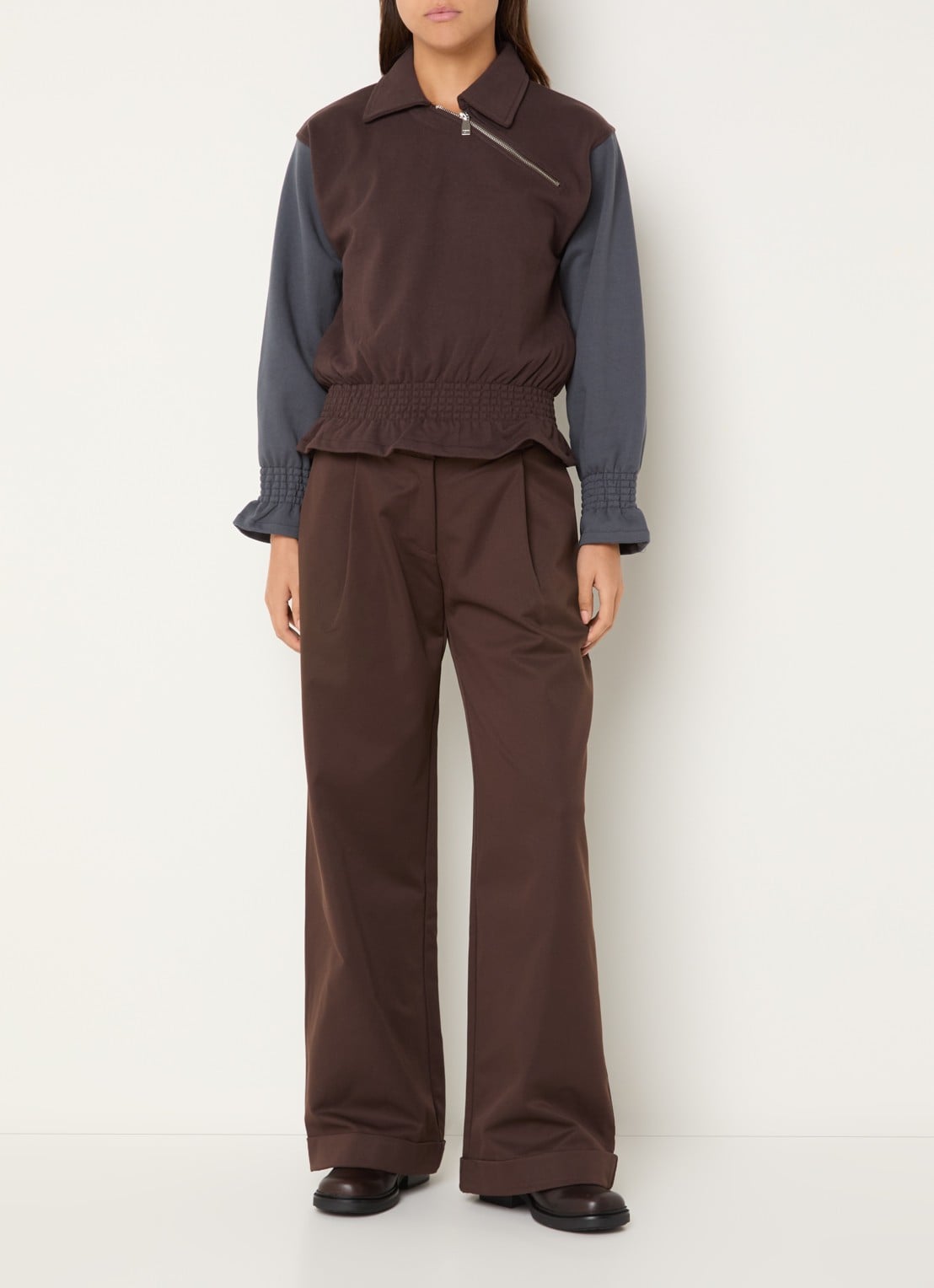 Laagam Valea high waist straight fit broek met steekzakken - voorkant 2 bruin