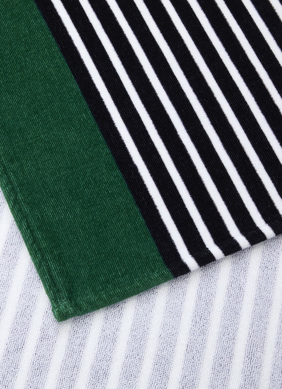 Lacoste L Ace strandlaken - 450 gr/m² - 100 x 170 cm - achterkant 3 bronsgroen