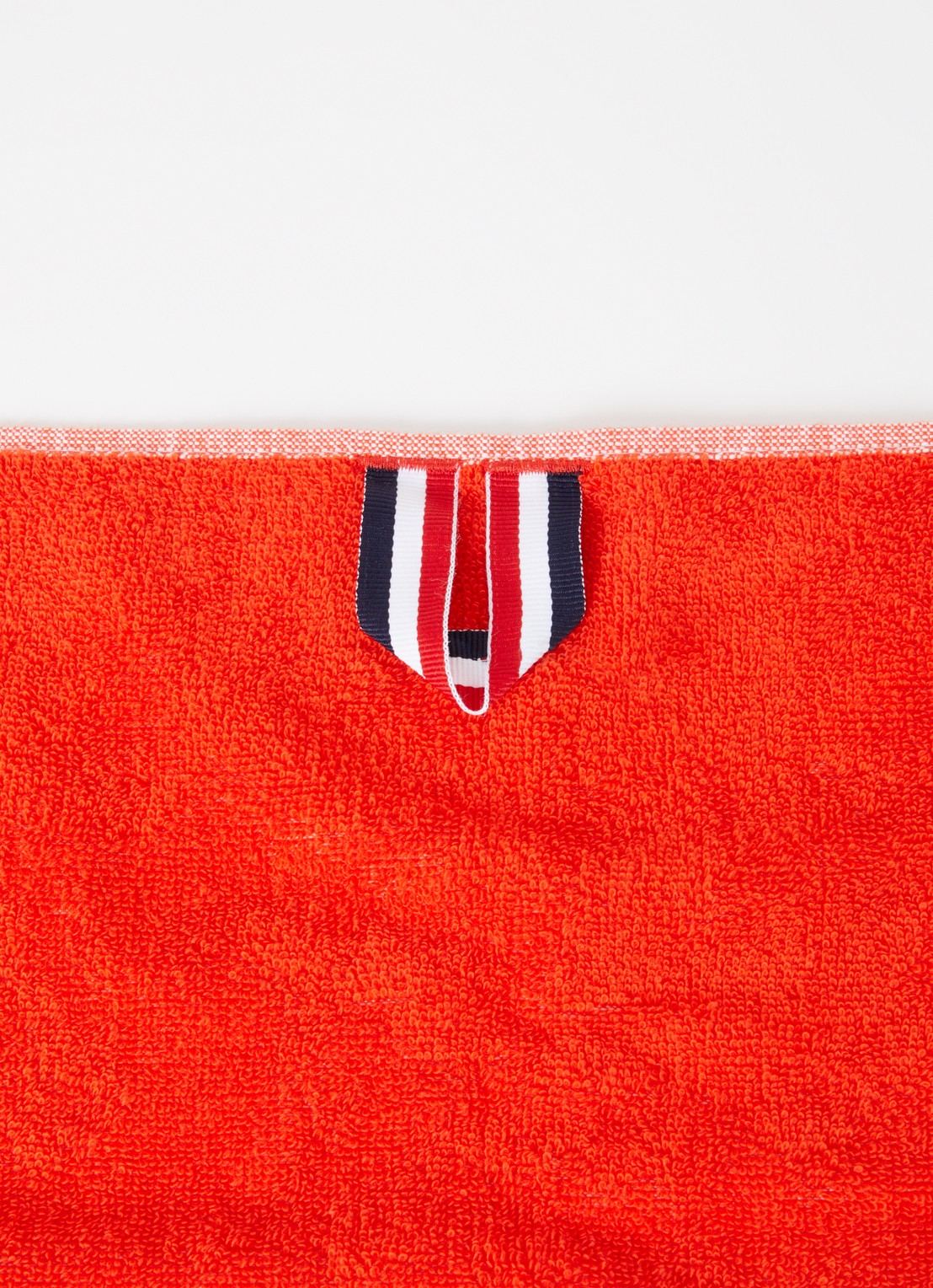 Lacoste L Casual badhanddoek - 450 gr/m² - 55 x 100 cm - detail oranjerood