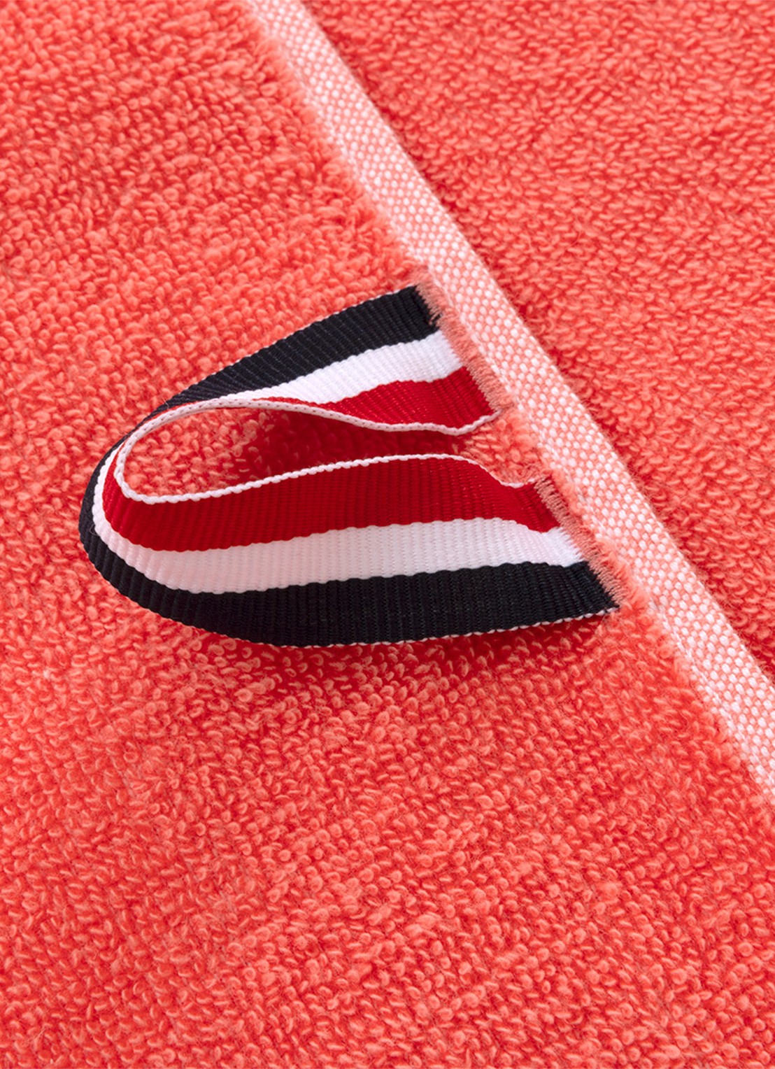 Lacoste L Casual badhanddoek - 450 gr/m² - 55 x 100 cm - achterkant 5 koraalrood
