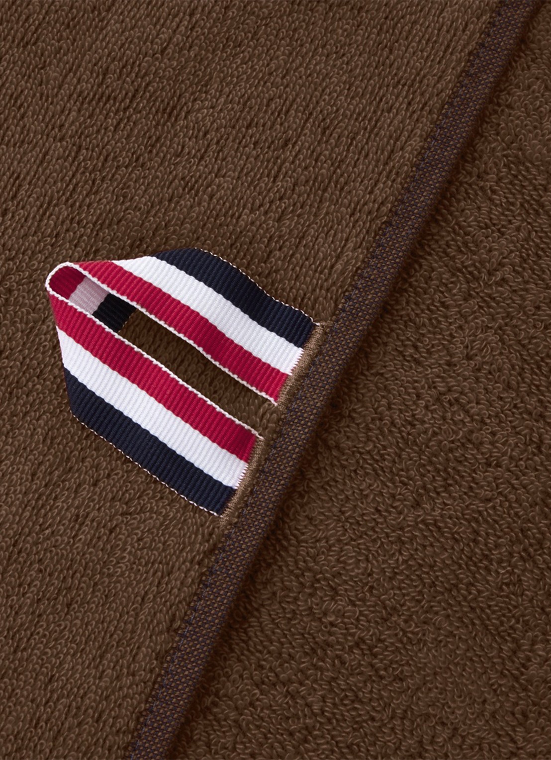 Lacoste L Casual badlaken - 450 gr/m2 - 90 x 150 cm - detail bruin