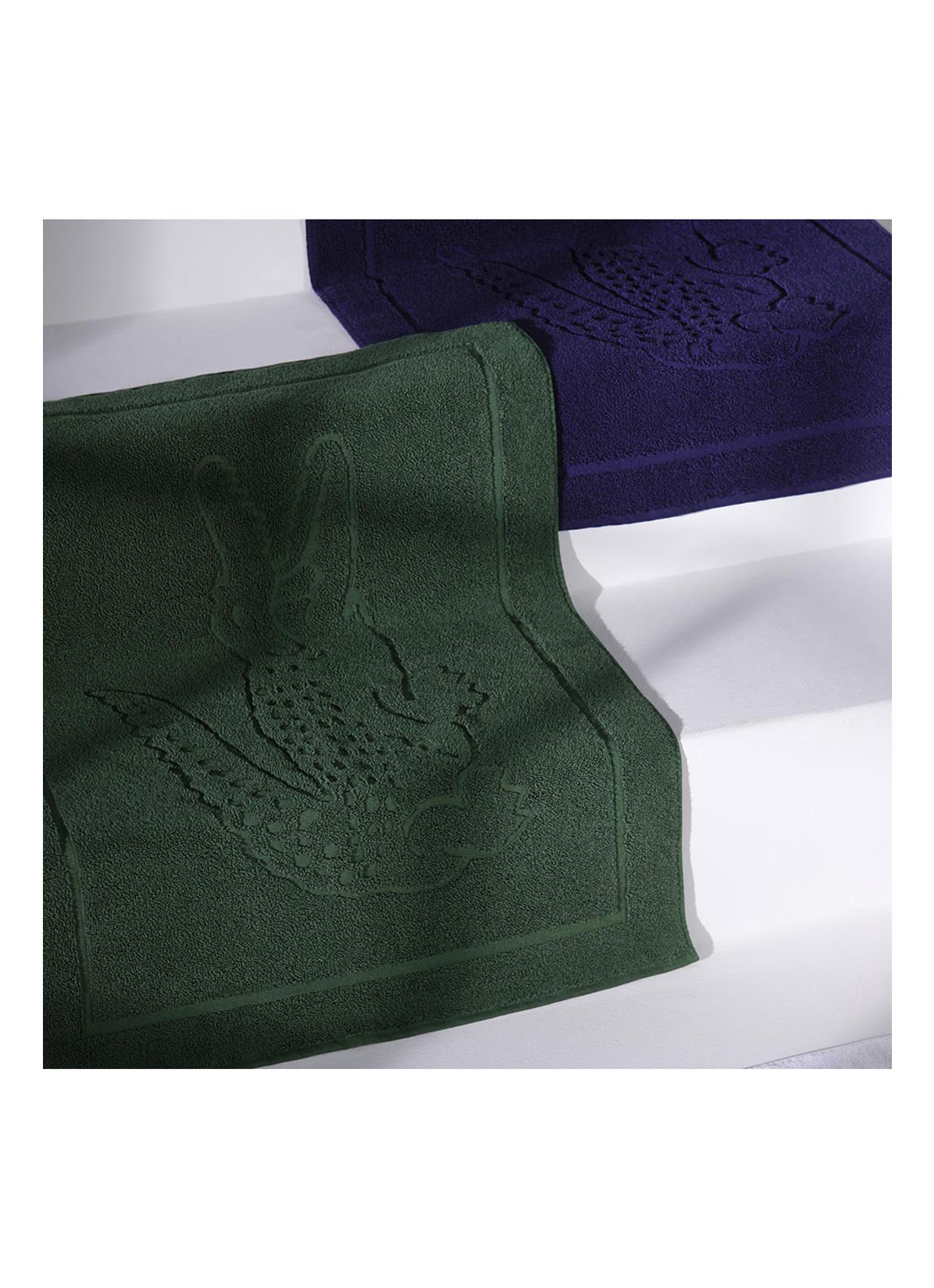 Lacoste L Lacoste badmat van  katoen 800 gr/m2 - 55 x 80 cm - voorkant 2 donkerblauw