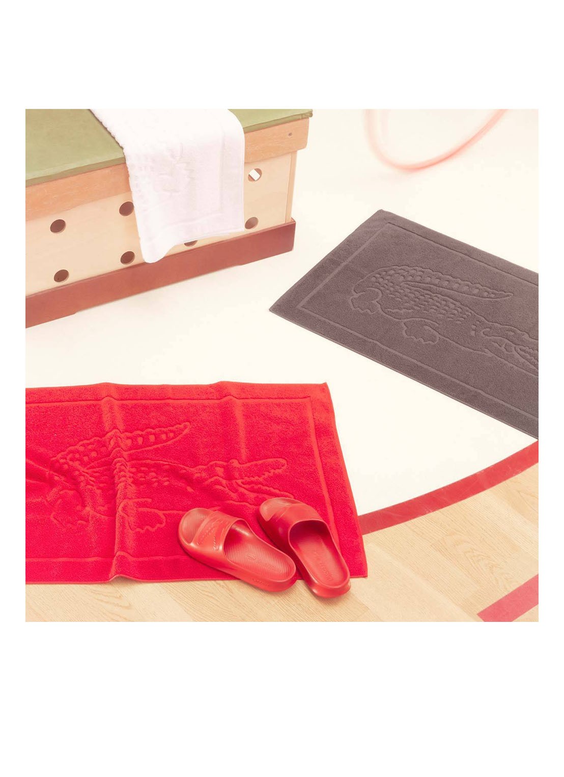 Lacoste L Lacoste badmat van  katoen 800 gr/m2 - 55 x 80 cm - detail rood