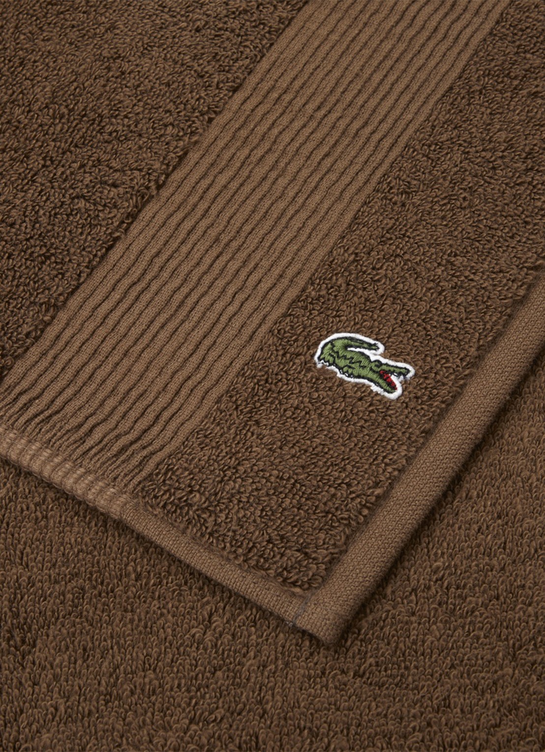 Lacoste L Lecroco badmat 50 x 70 cm - detail hazelnootbruin