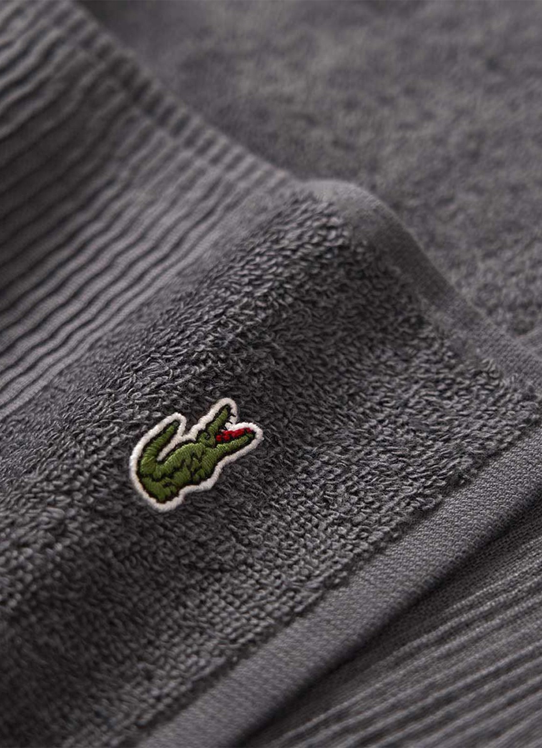 Lacoste L Lecroco gastendoek - 600 gr/m2 - 60 x 40 cm - achterkant 5 antraciet