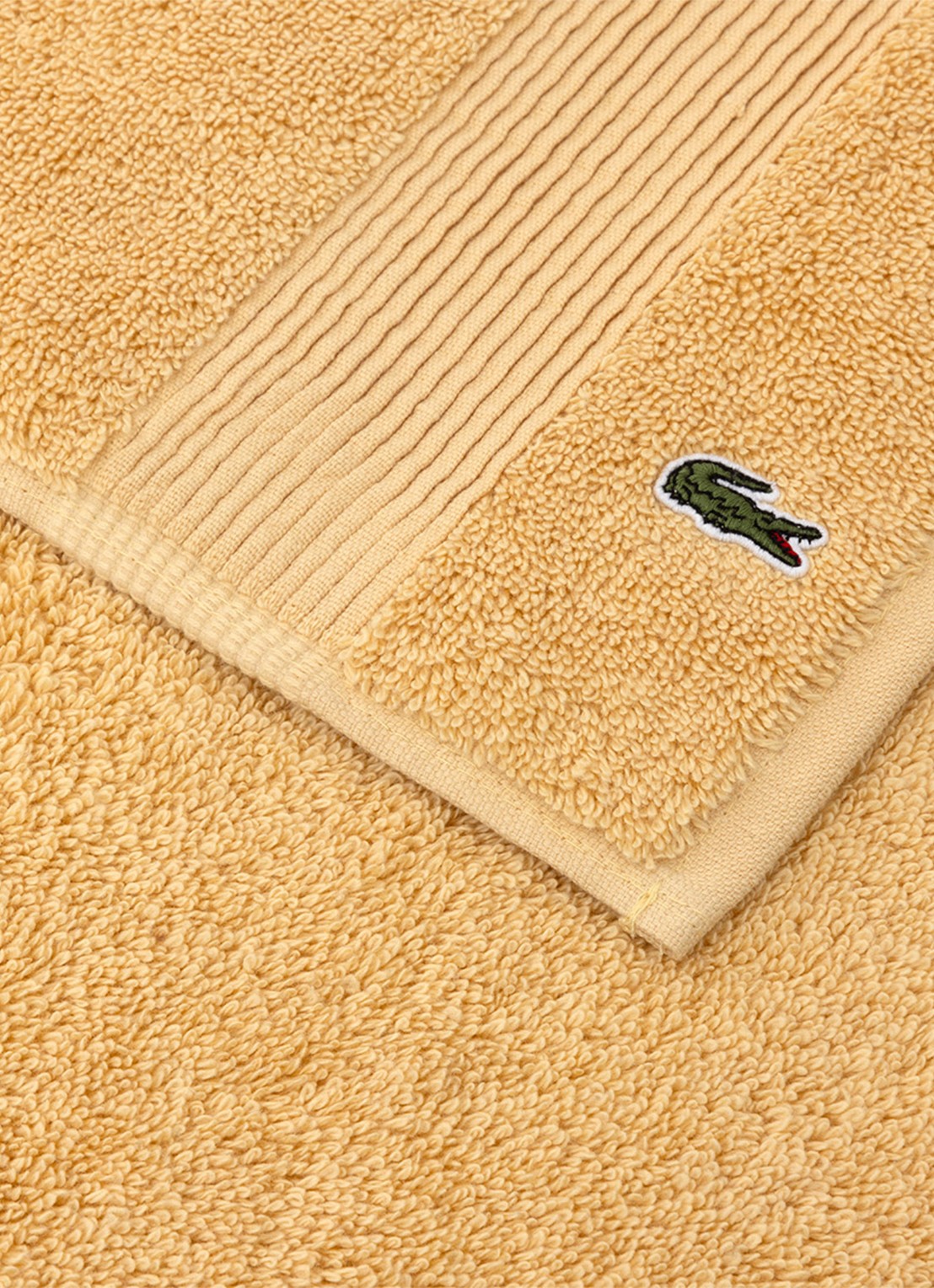 Lacoste L Lecroco gastendoek - 600 gr/m2 - 60 x 40 cm - voorkant 2 lichtgeel