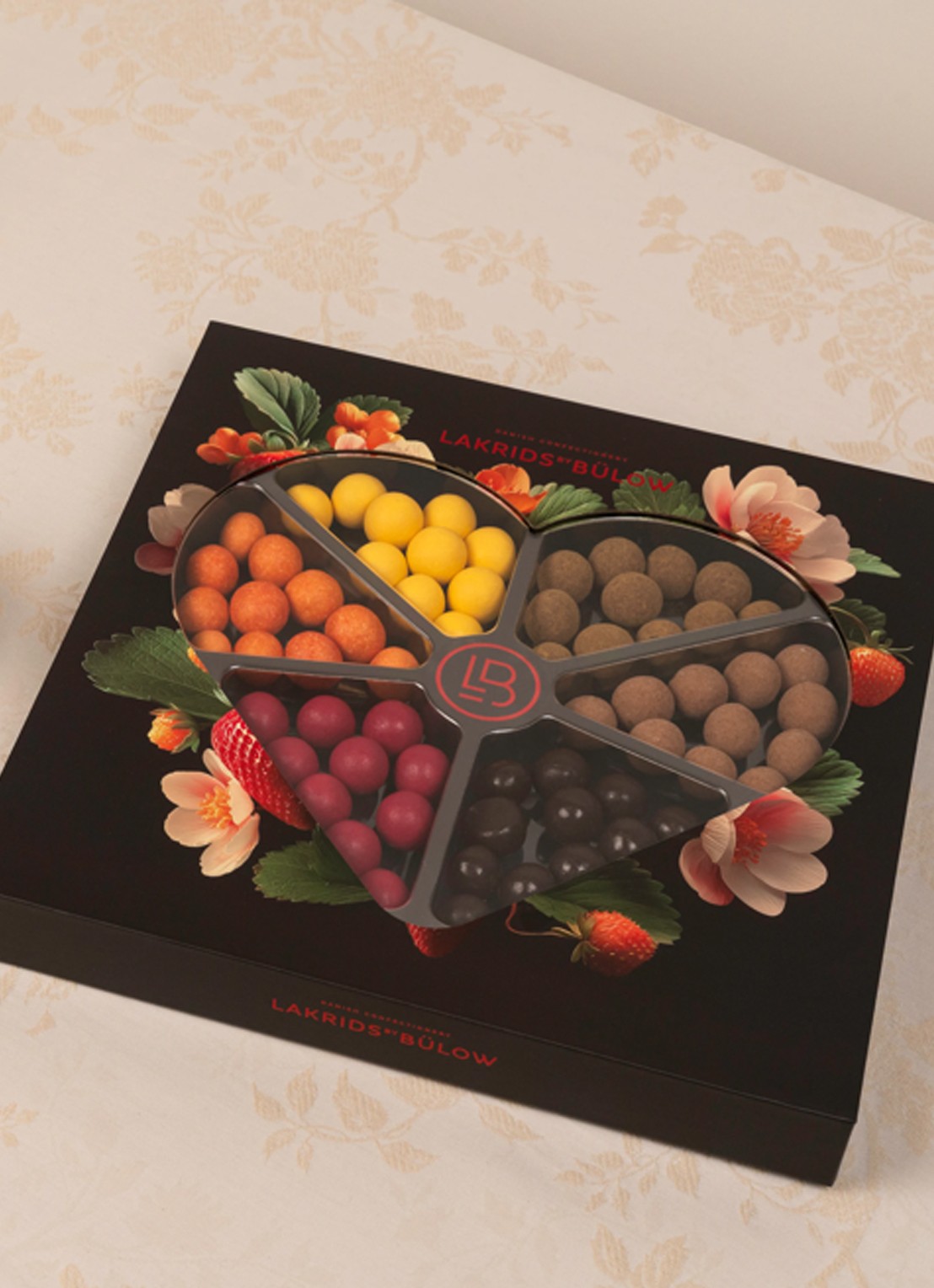 Lakrids by Bülow Love Selection Box drop met chocolade 435 gram - voorkant 2 undefined