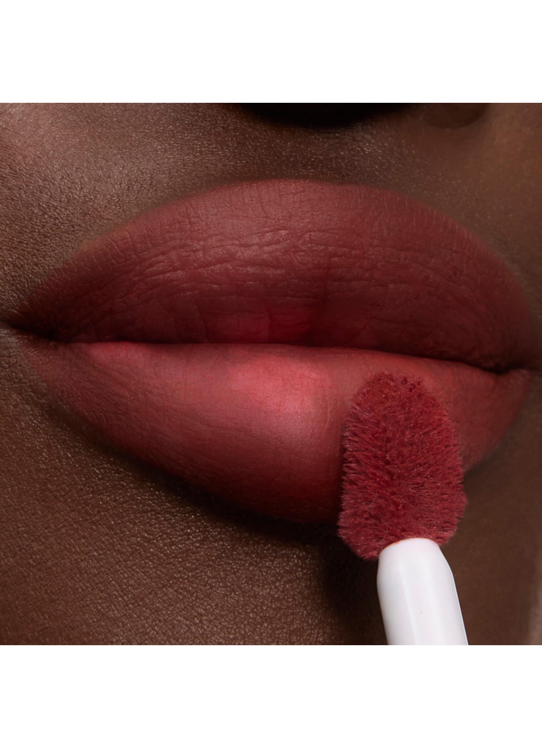 Lancôme Lip Idôle Cuddle Blur - vloeibare lipstick - detail 5 60 million-dollar berry
