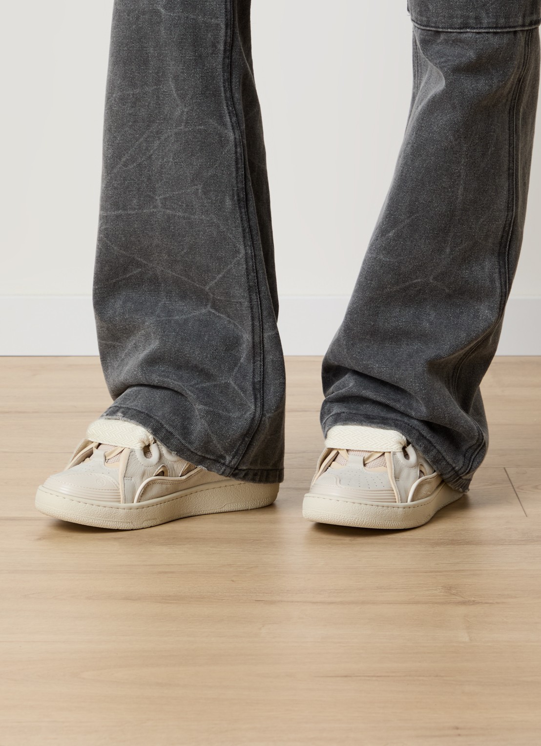 Lanvin Curb sneaker van kalfsleer met suède details - voorkant 3 beige