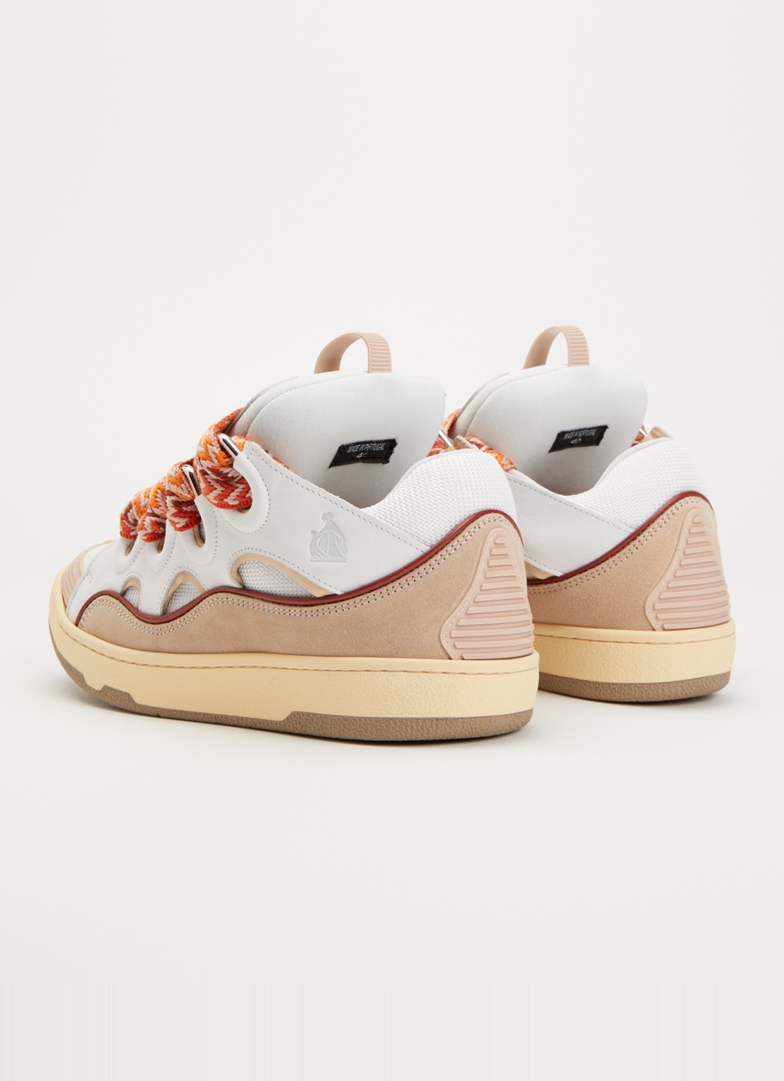 Lanvin Curb sneaker van kalfsleer met suède details - achterkant abrikoos