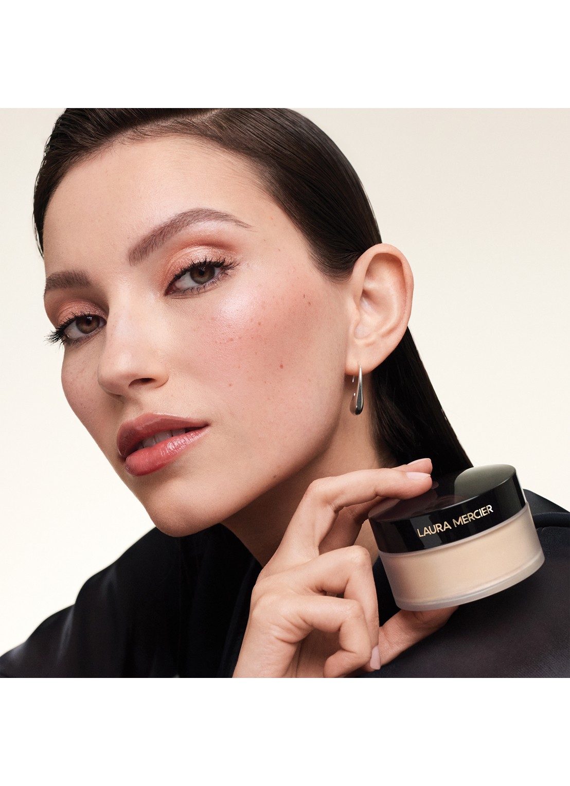 Laura Mercier Indulgent Icons Translucent Loose Setting Powder + Puff - Limited Edition make- up set - detail 2 translucent