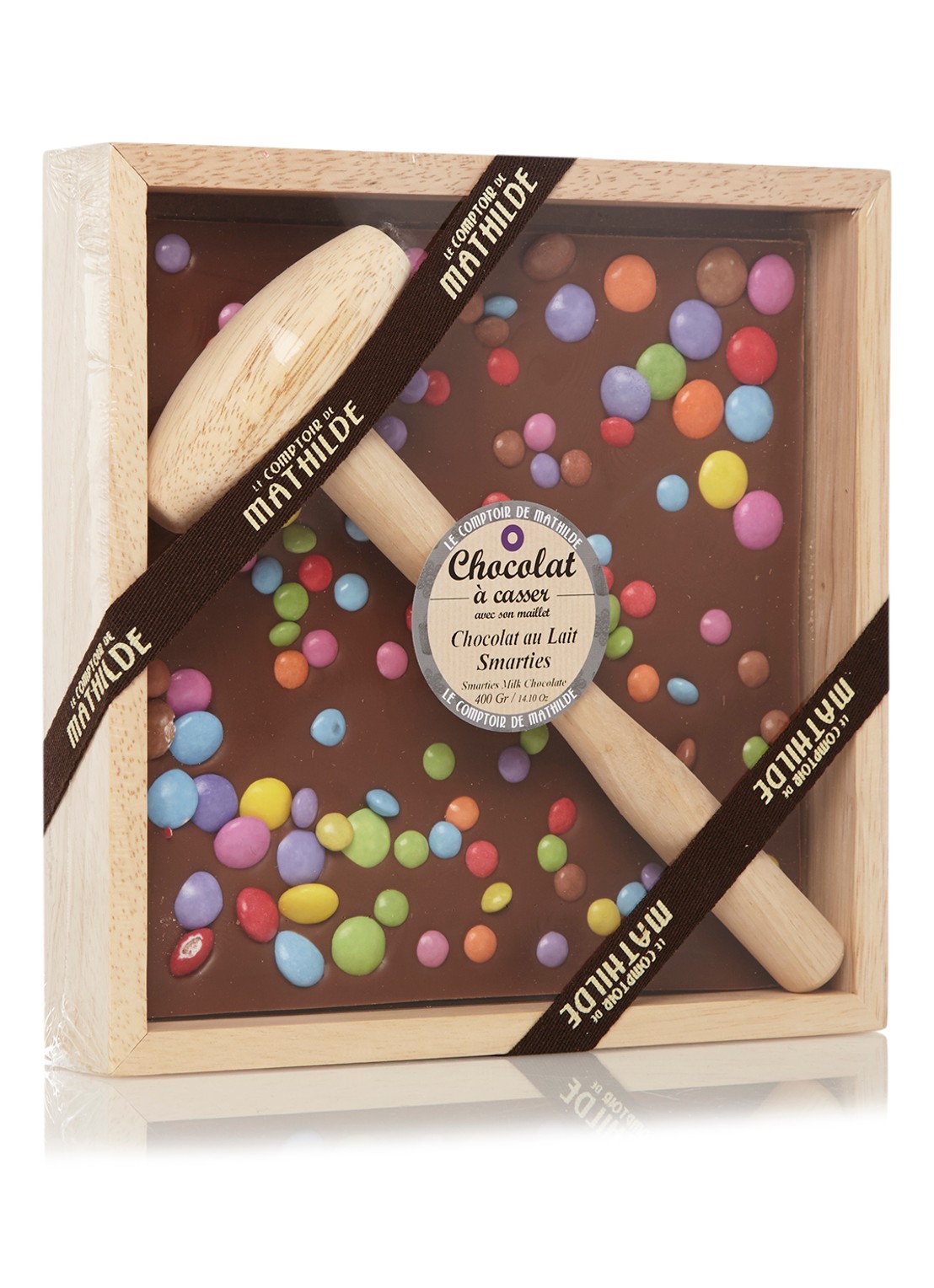 Le Comptoir de Mathilde Chocolade met gekleurde chocolade en hamer in houten kistje 400 gram - voorkant undefined