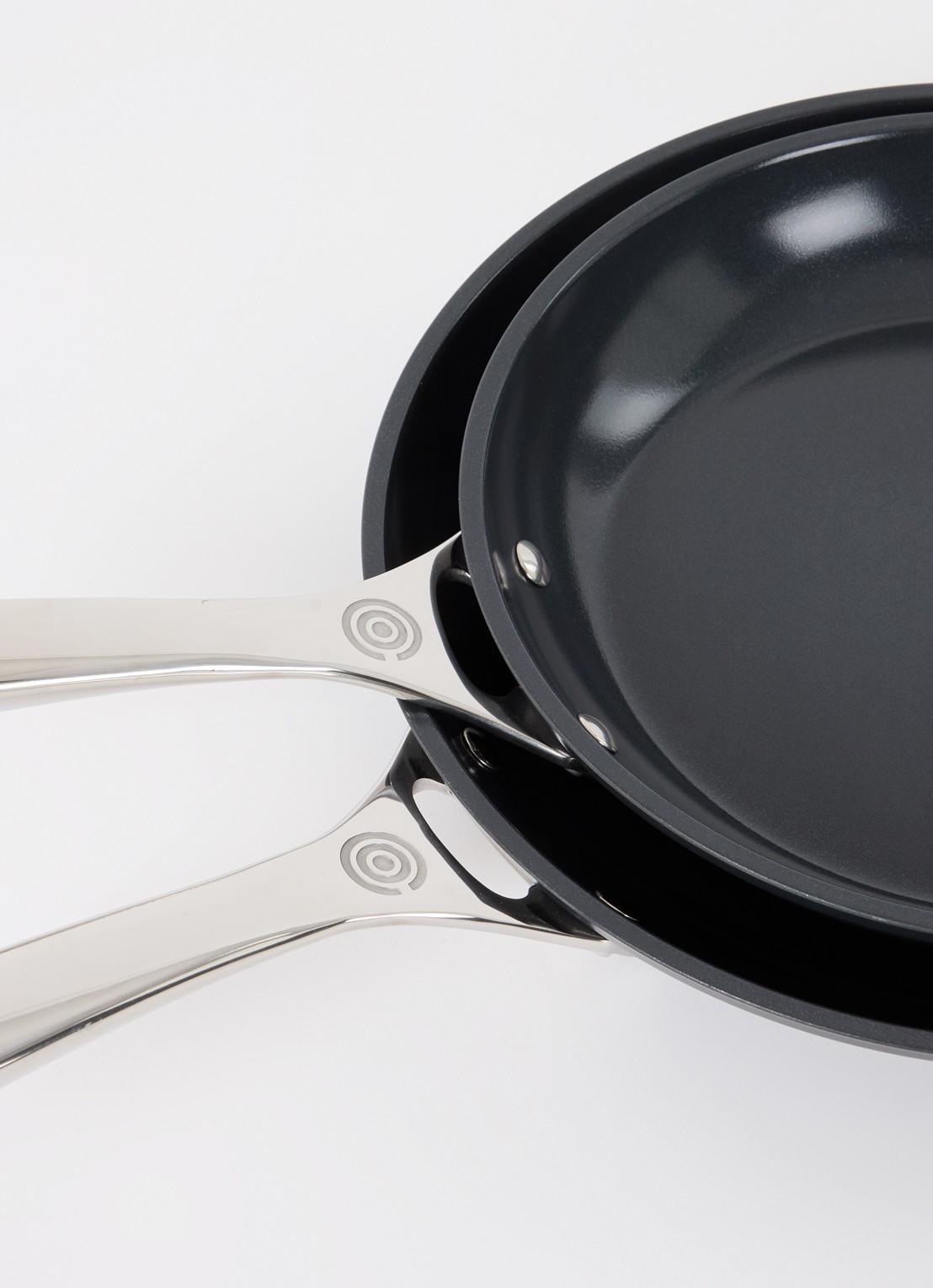 Le Creuset Essential Non-Stick Ceramic koekenpan Ø24 / Ø28 cm set van 2 - voorkant 2 zwart