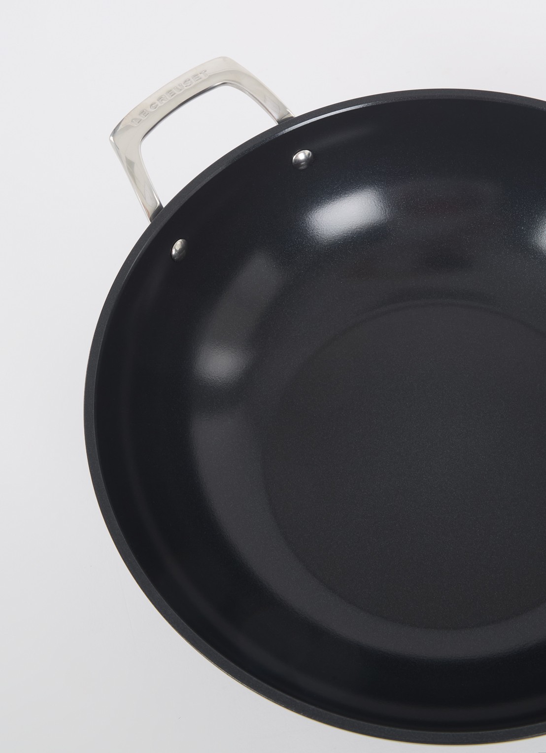 Le Creuset Essential Non-Stick Ceramic wokpan Ø32 cm - detail zwart