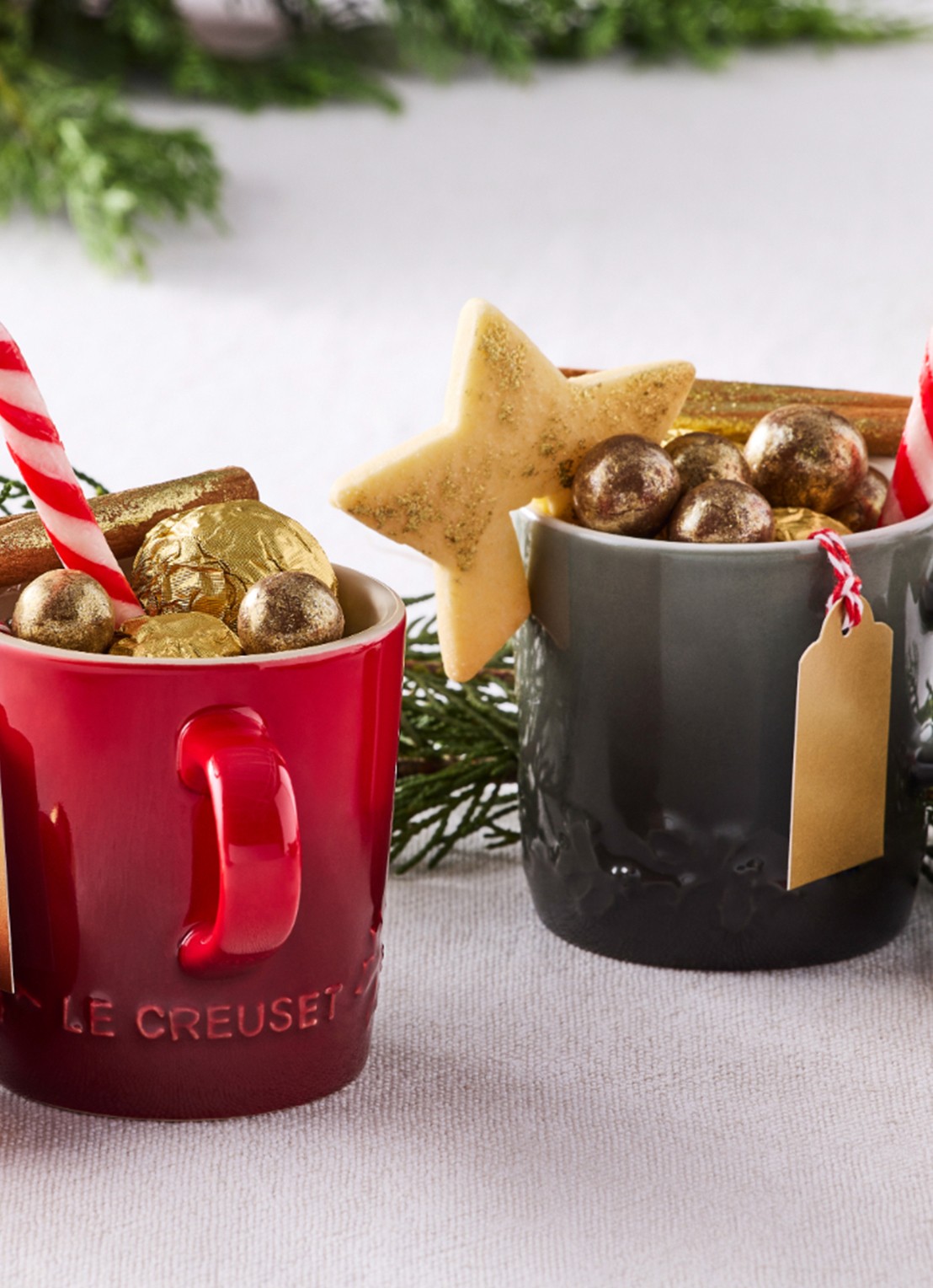 Le Creuset Holly mok 35 cl - detail 4 donkerrood