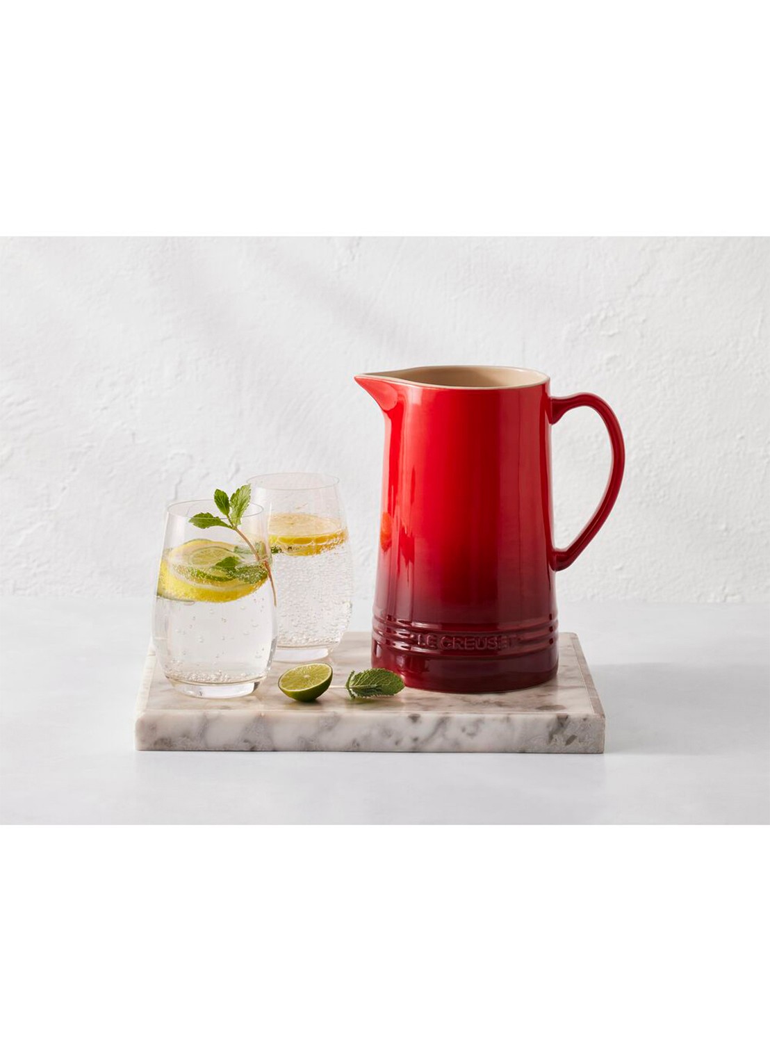 Le Creuset Karaf 1,5 liter - detail 3 donkerrood