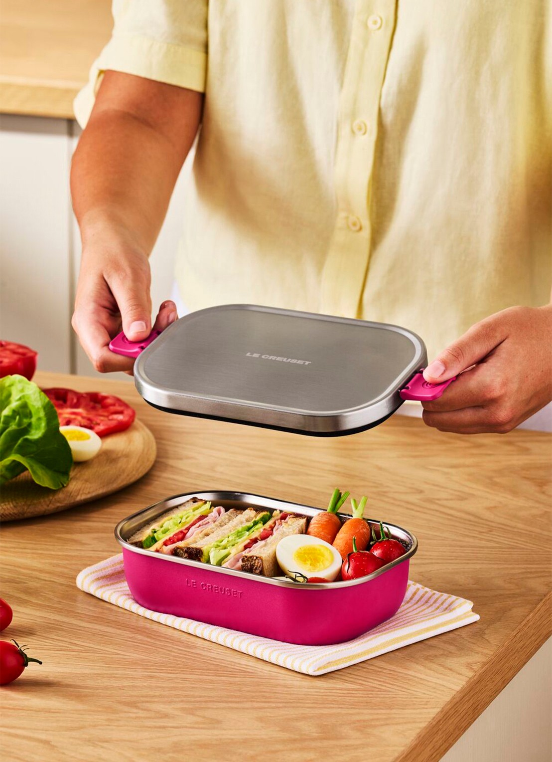 Le Creuset On The Go lunchbox 0,9 liter - detail 7 roze