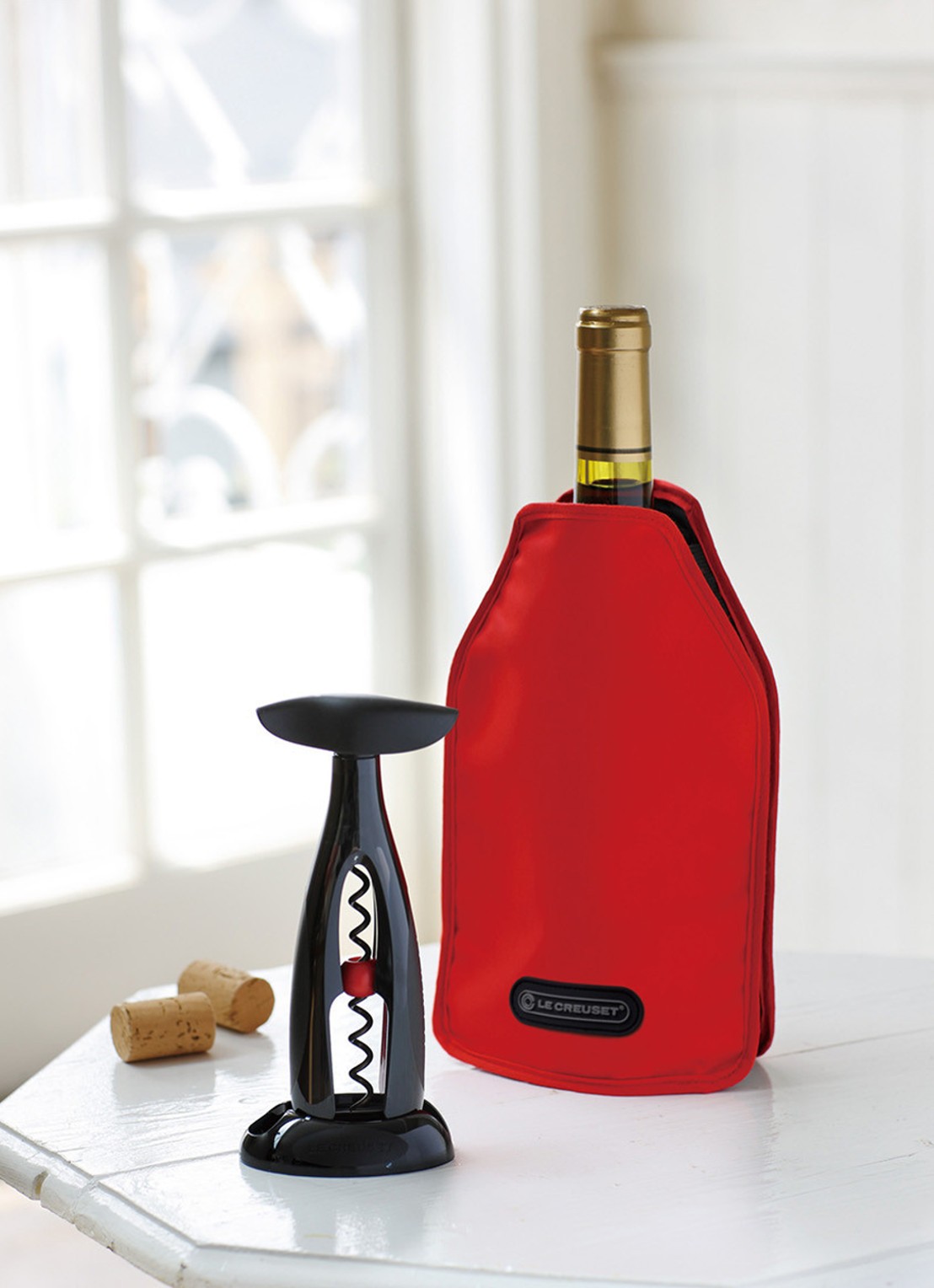 Le Creuset Screwpull wijnkoeler van textiel 23 cm - voorkant 2 kersenrood / rood