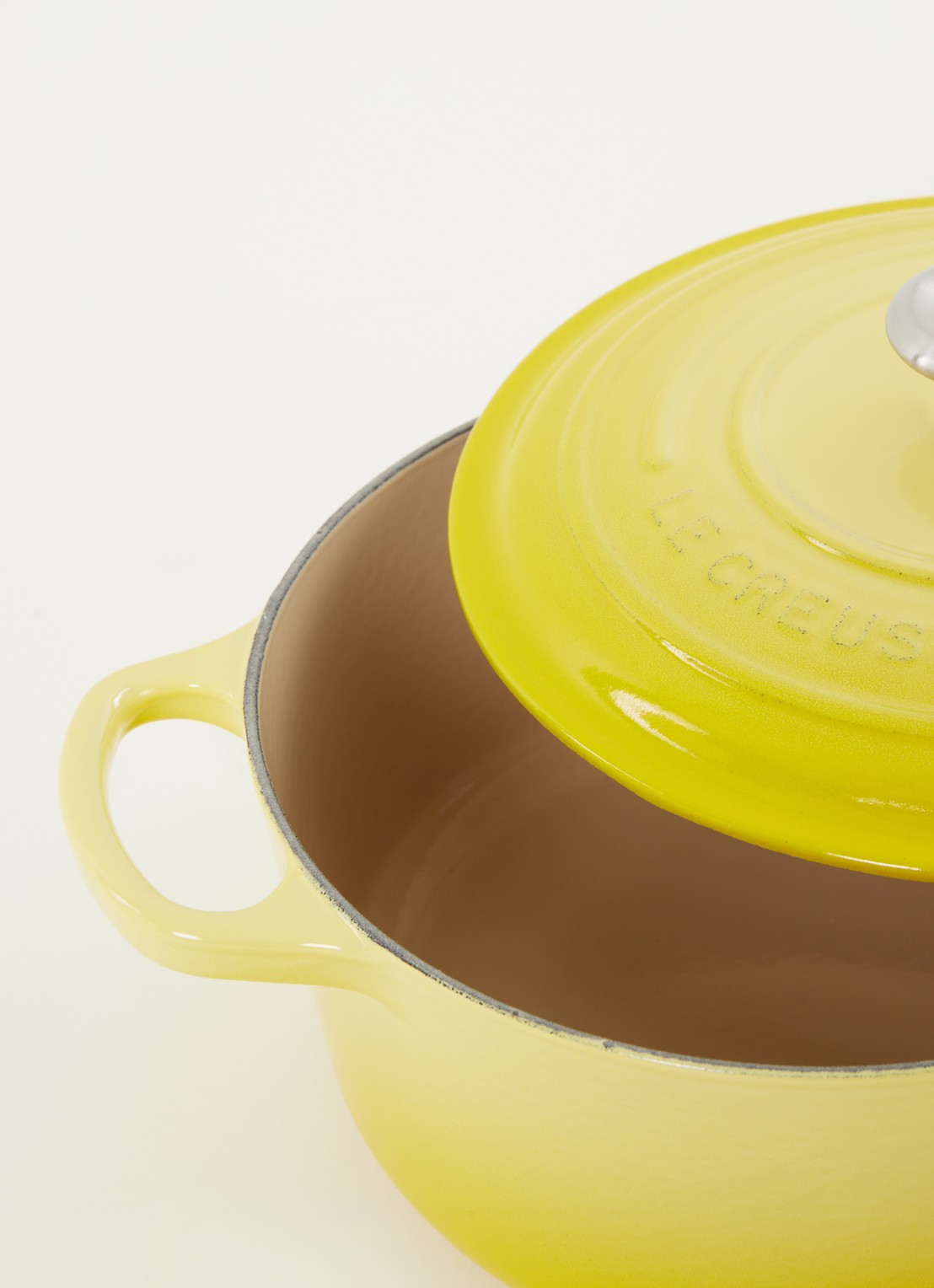 Le Creuset Signature braadpan 22 cm - detail geel