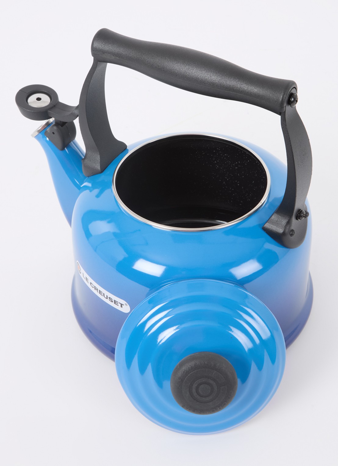 Le Creuset Tradition fluitketel 2,1 liter - detail 2 azure / blauw