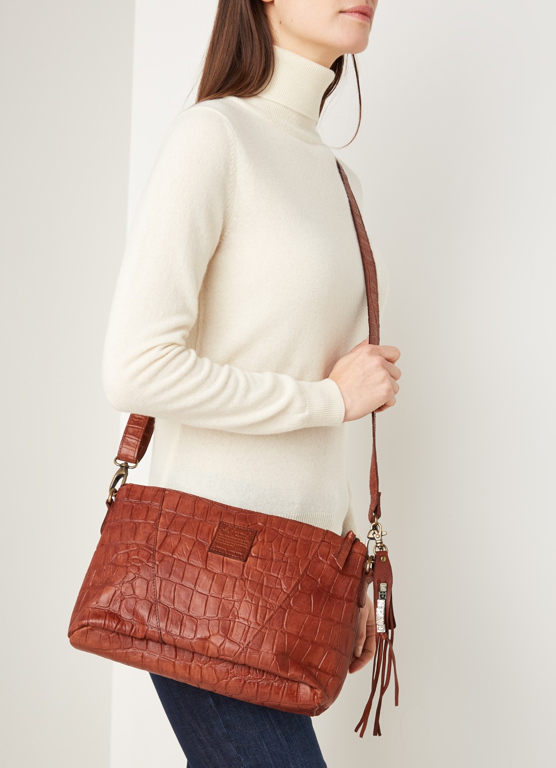 Legend Badia crossbodytas van leer met crocostructuur - voorkant 2 cognac