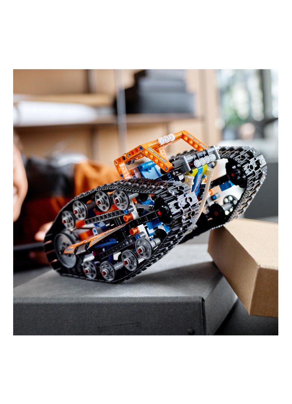 LEGO Technic App RC Transformatie Auto set - 42140 - detail 3 multicolor