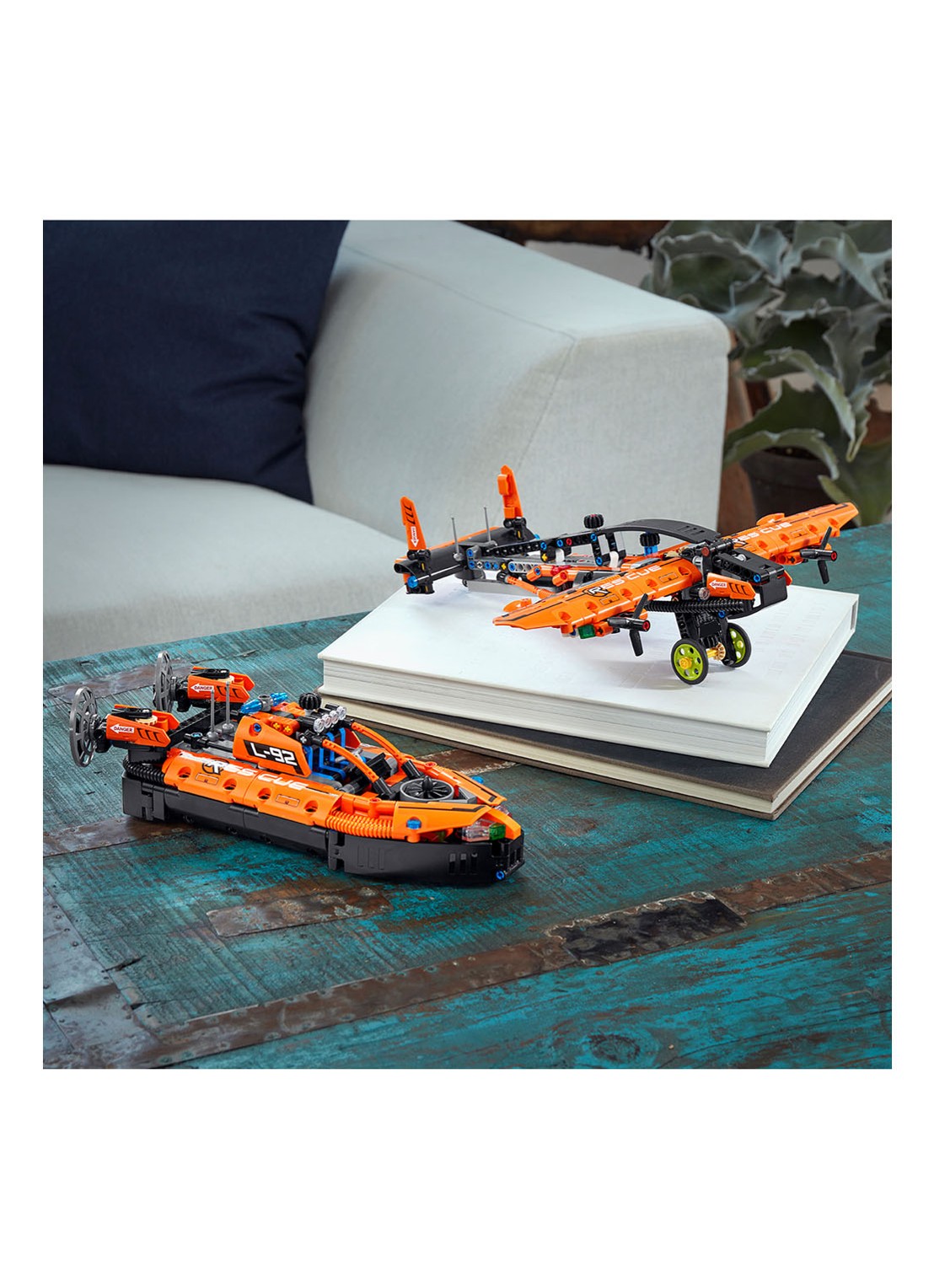 LEGO Technic Reddingshovercraft - 42120 - detail 5 oranjebruin