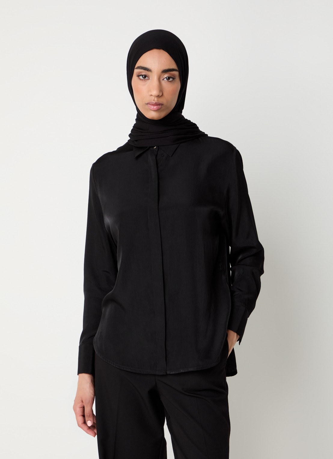 LES Atelier Coco blouse met glanzende finish - detail zwart