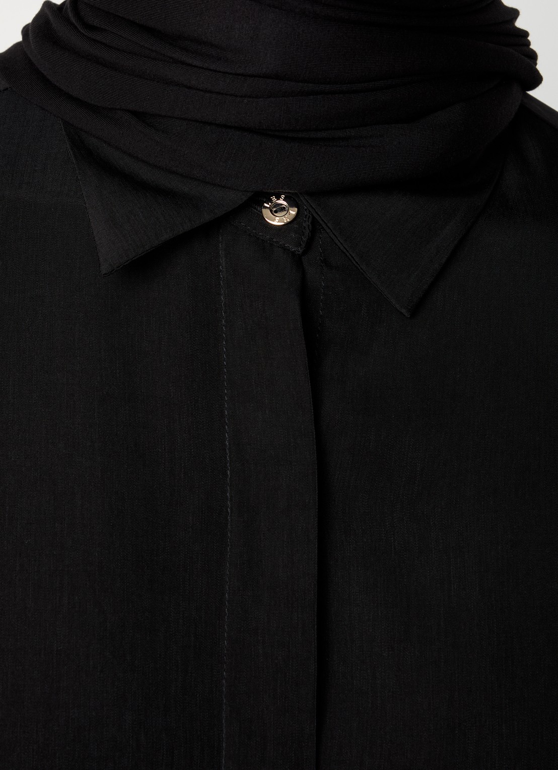 LES Atelier Coco blouse met glanzende finish - detail 2 zwart
