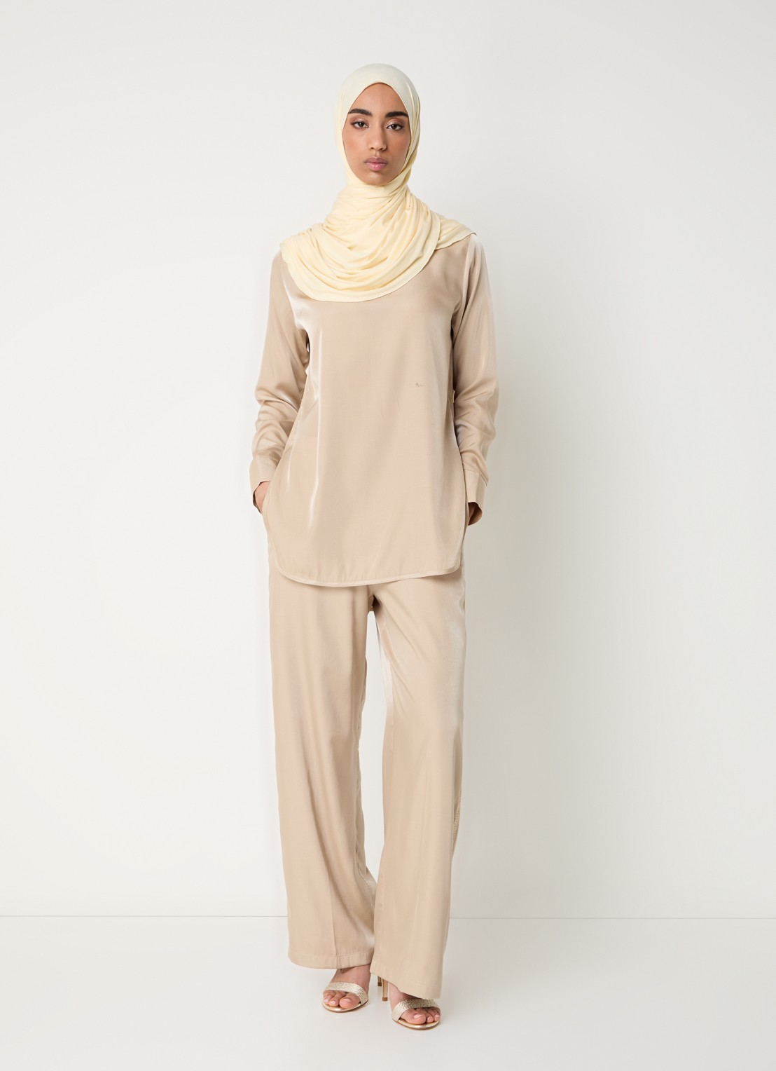 LES Atelier Eden high waist wide fit broek met logoband - voorkant 2 beige