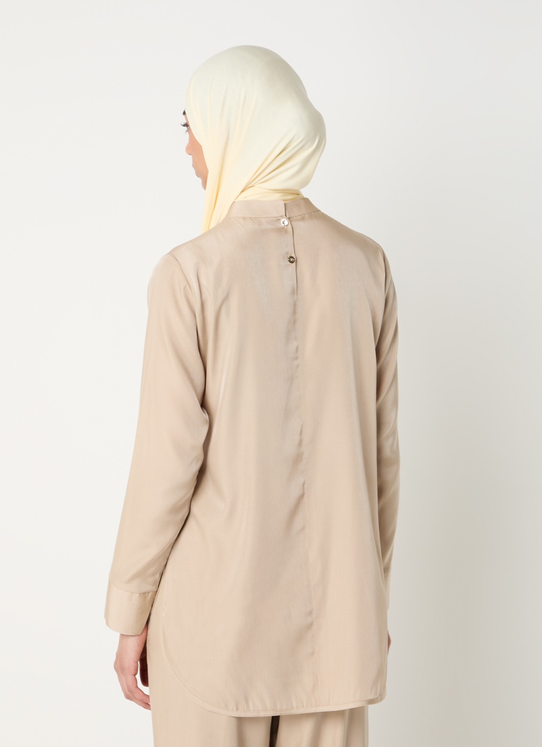 LES Atelier Hana tuniek met glanzende finish - achterkant 3 beige