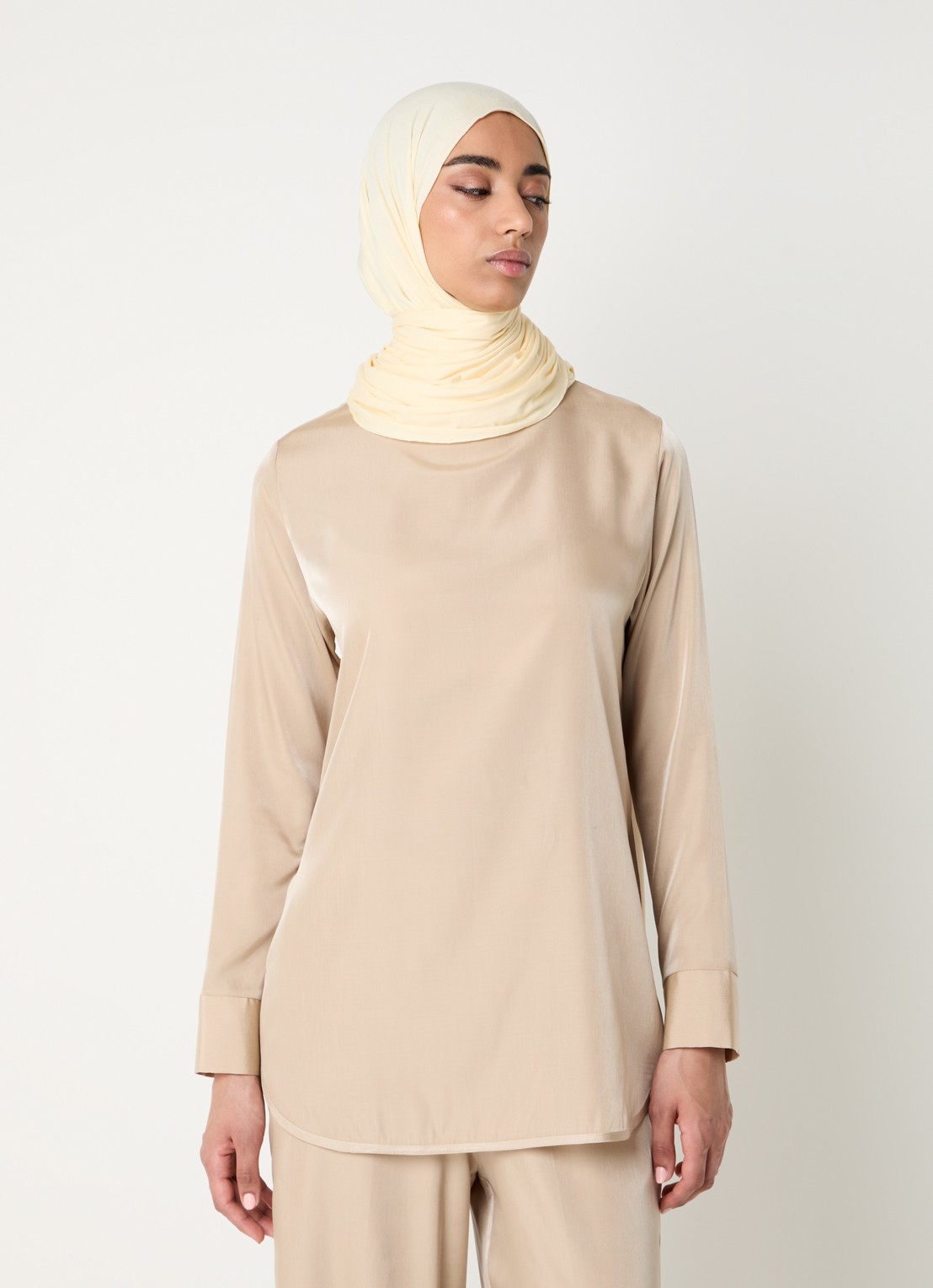 LES Atelier Hana tuniek met glanzende finish - detail beige