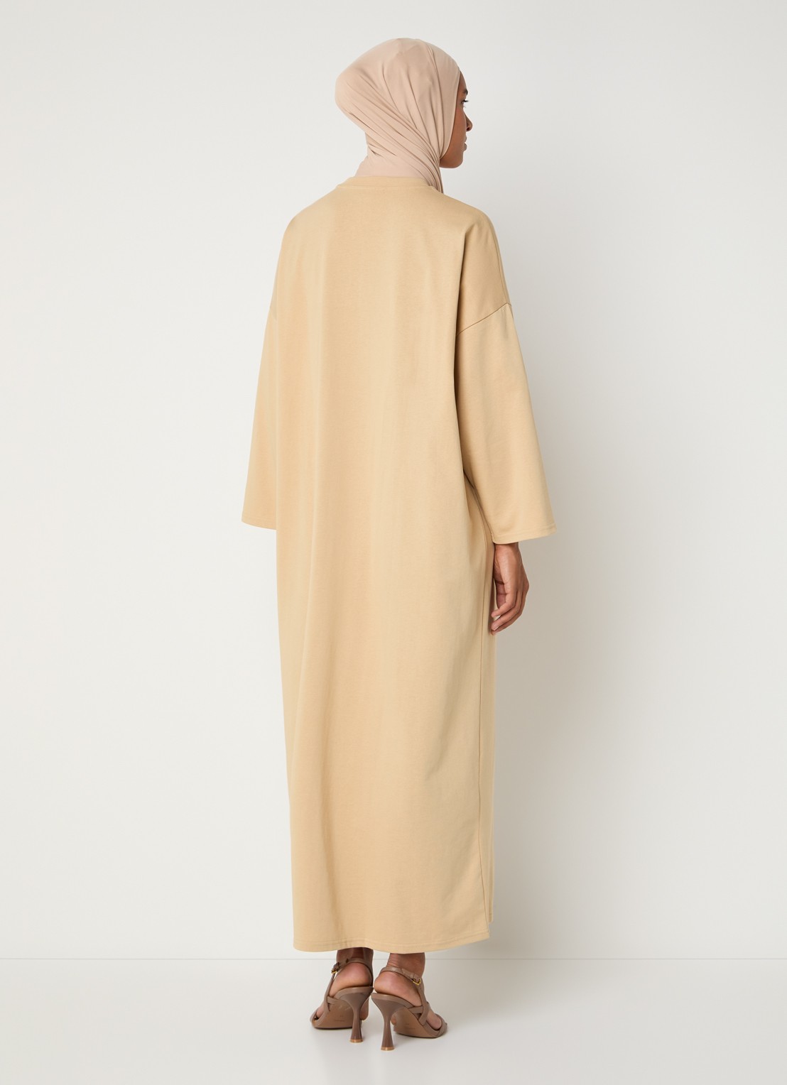 LES Atelier Ilya maxi jurk met borduring - achterkant khaki