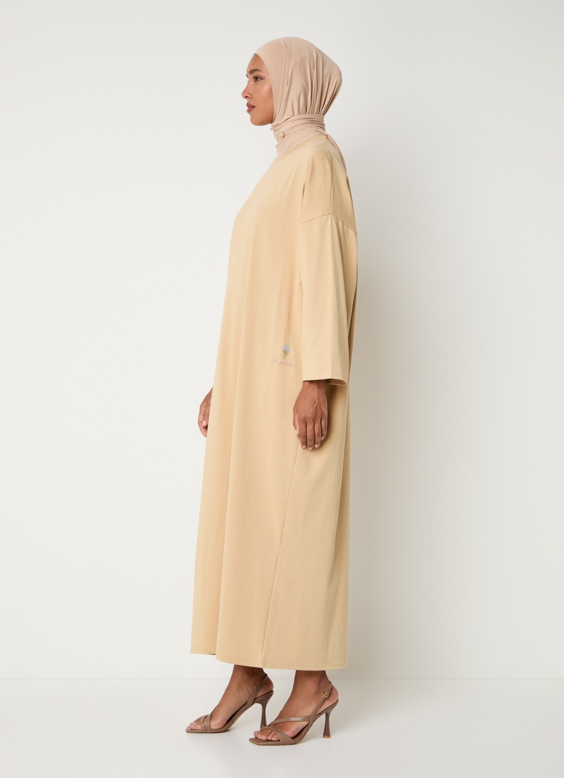 LES Atelier Ilya maxi jurk met borduring - voorkant 5 khaki
