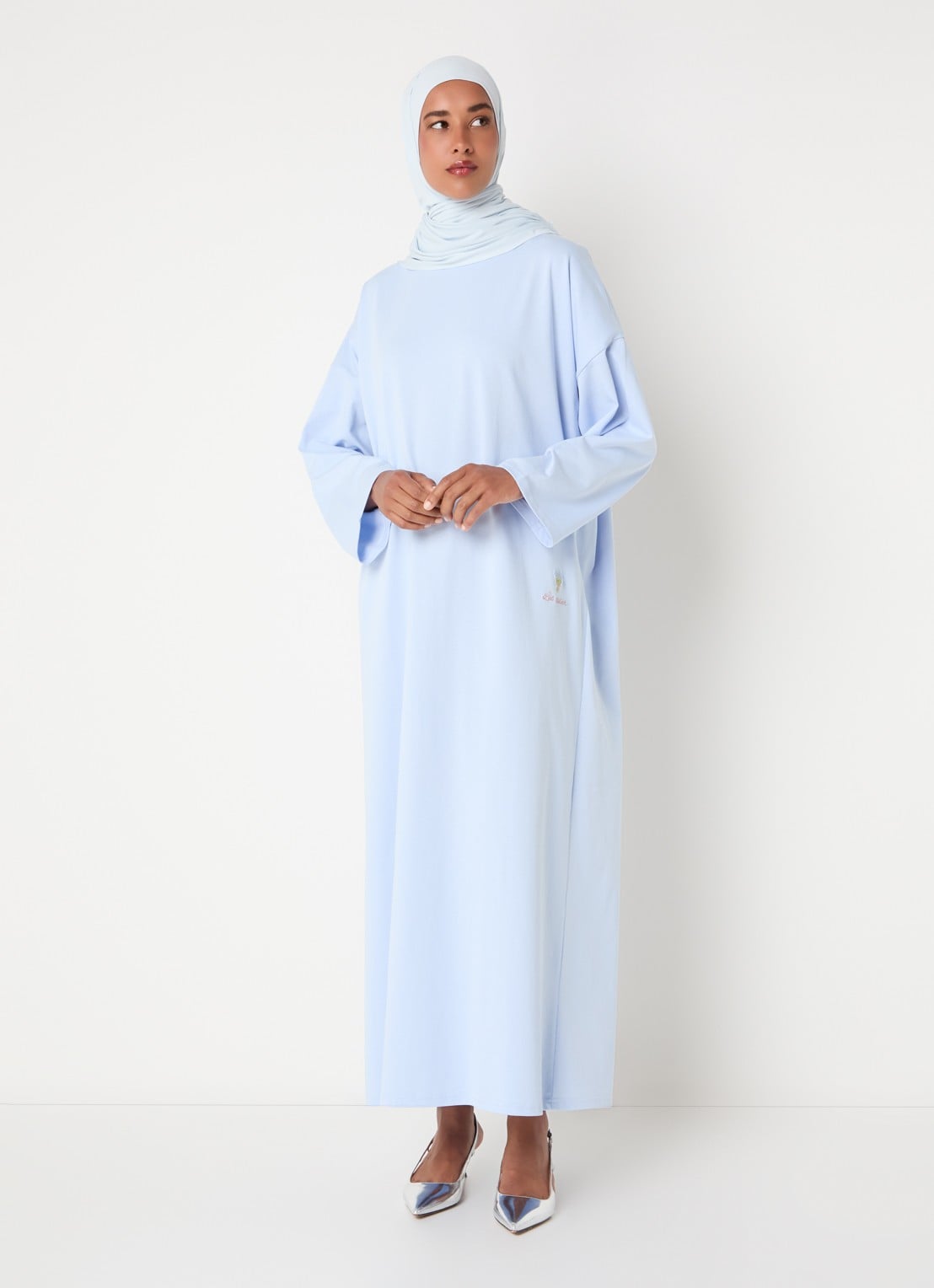 LES Atelier Ilya maxi jurk met borduring - detail lichtblauw