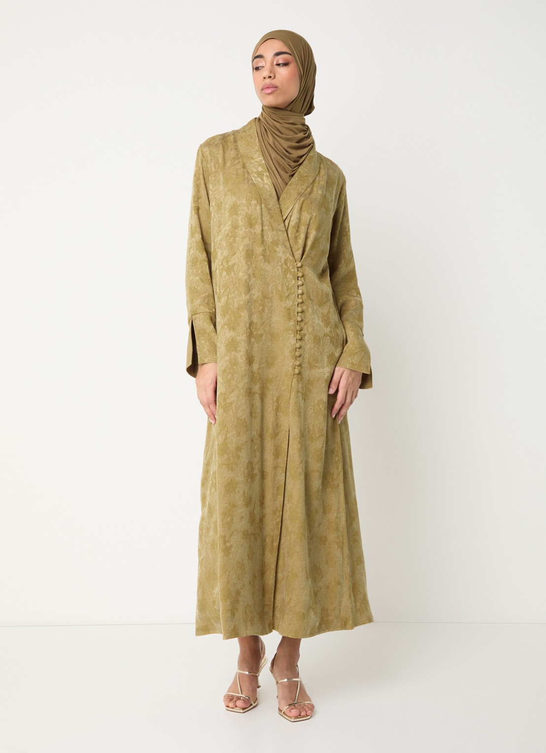 LES Atelier Kiara maxi jurk met jacquard dessin en V-hals - detail okergeel