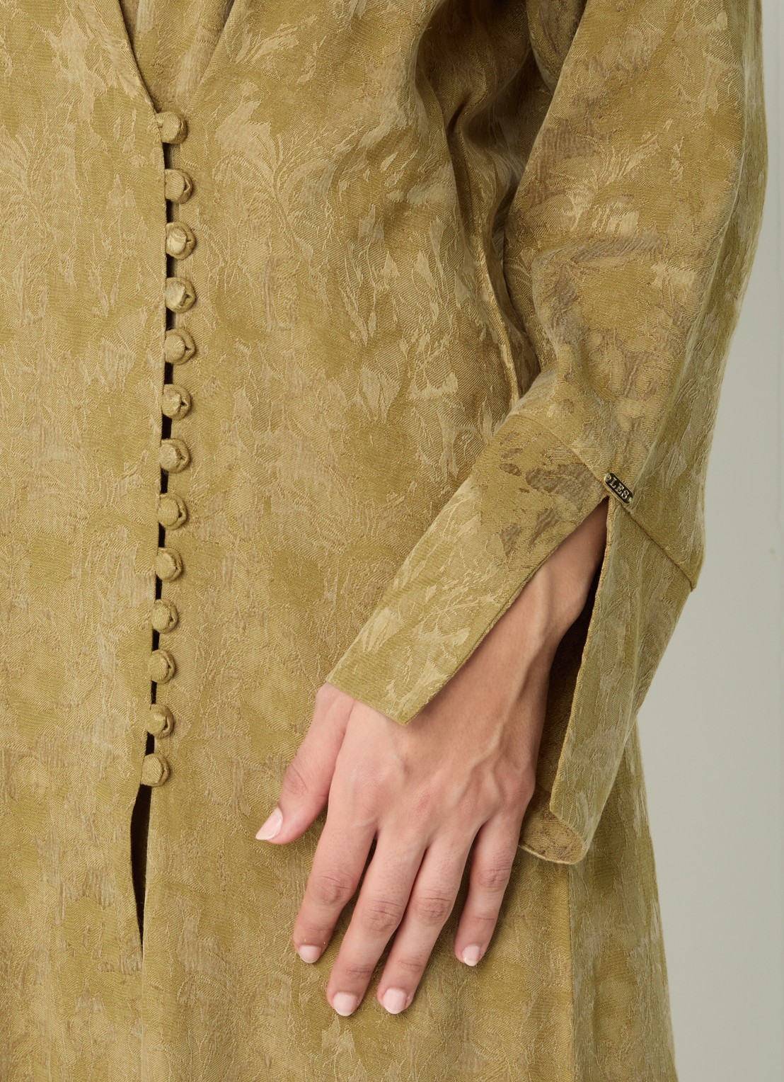 LES Atelier Kiara maxi jurk met jacquard dessin en V-hals - detail 2 okergeel