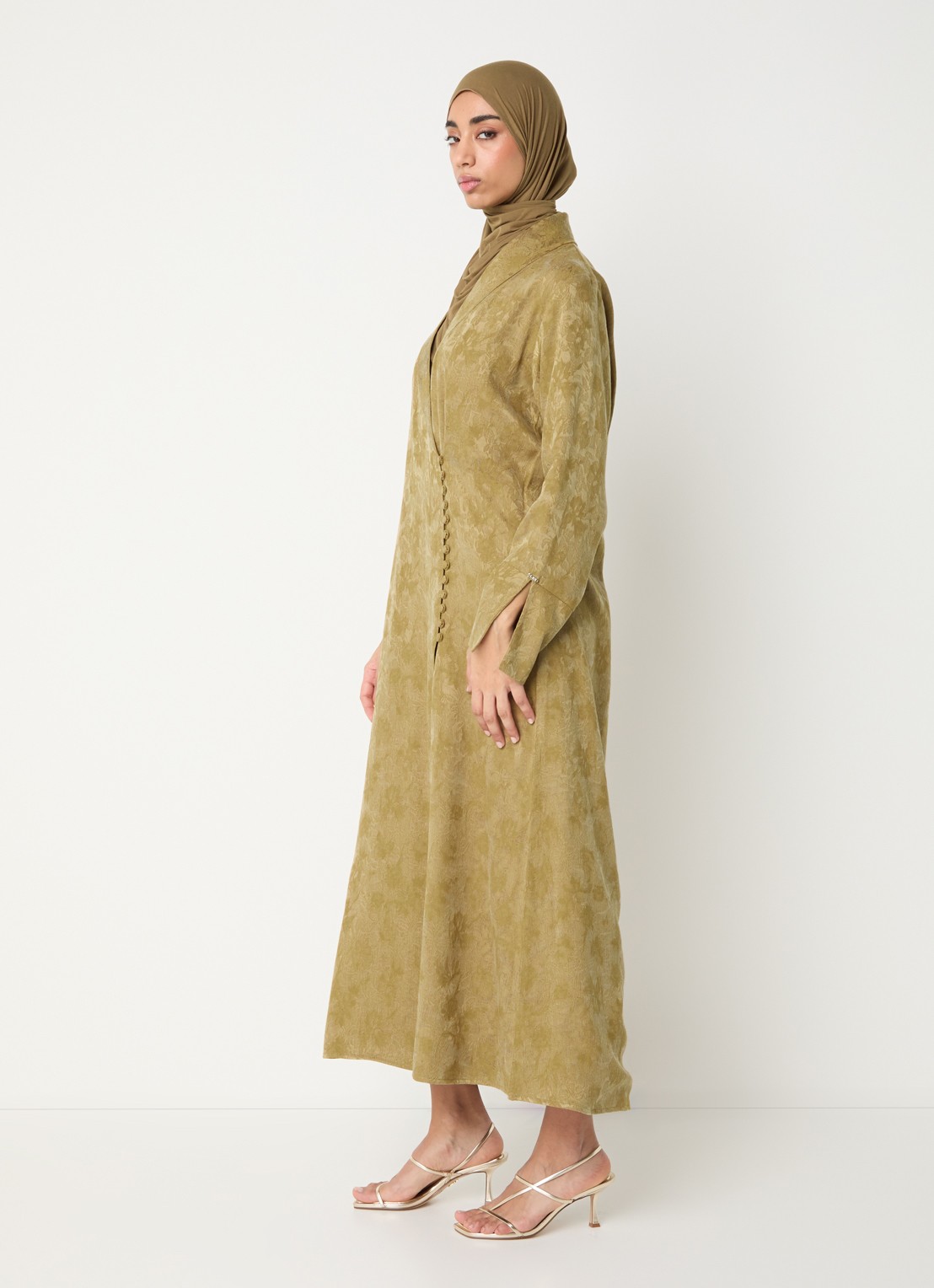 LES Atelier Kiara maxi jurk met jacquard dessin en V-hals - voorkant 5 okergeel