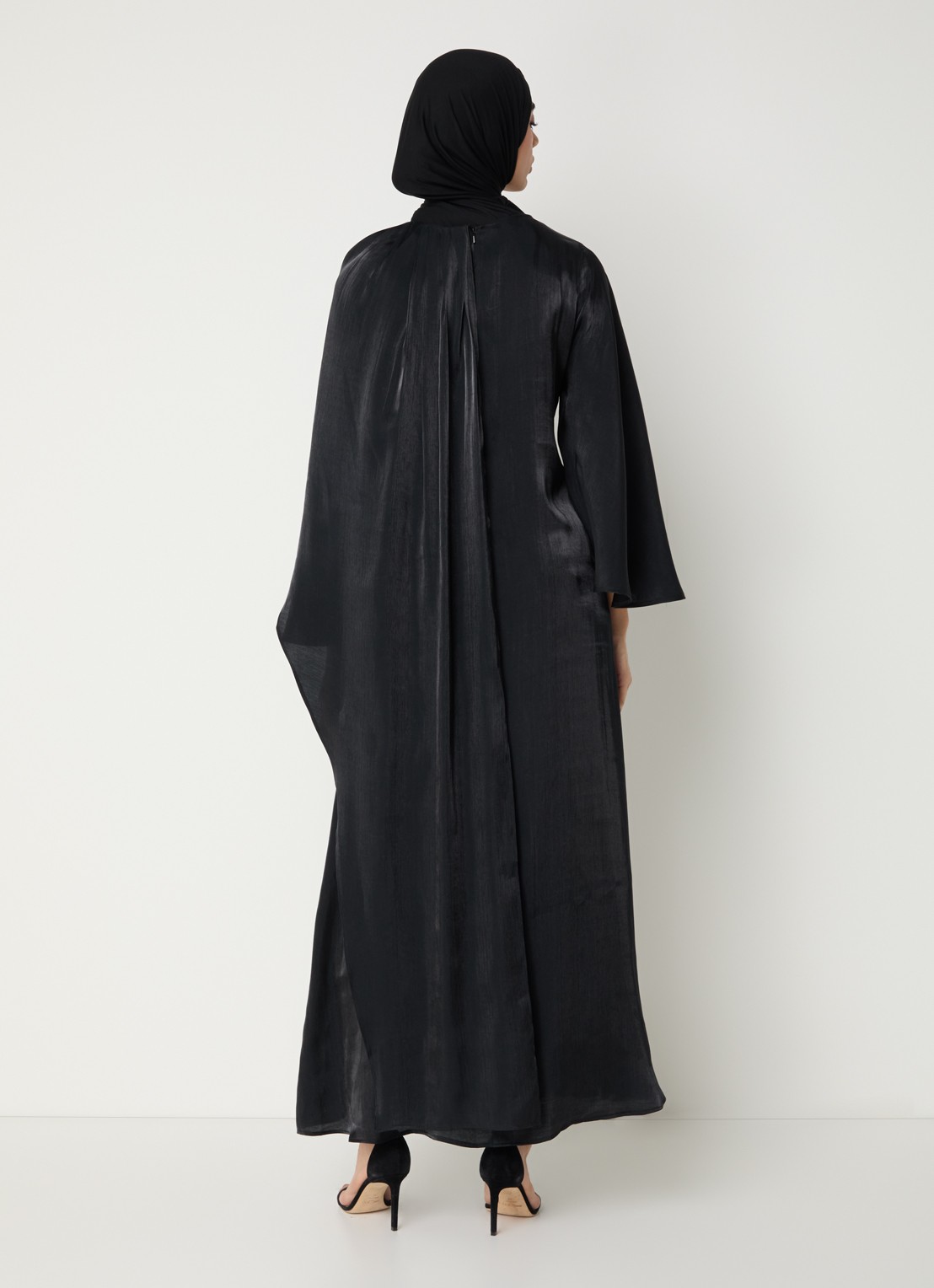 LES Atelier Lamia maxi jurk van satijn met sjaalkraag - achterkant 5 zwart