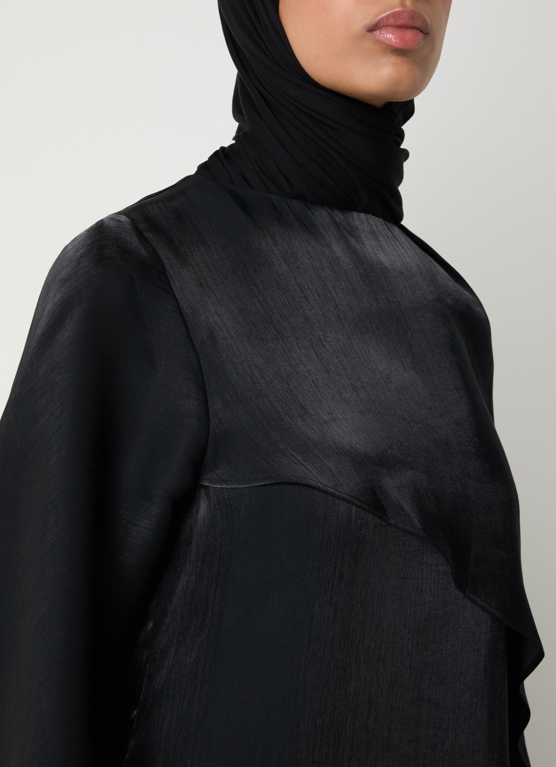 LES Atelier Lamia maxi jurk van satijn met sjaalkraag - detail 4 zwart