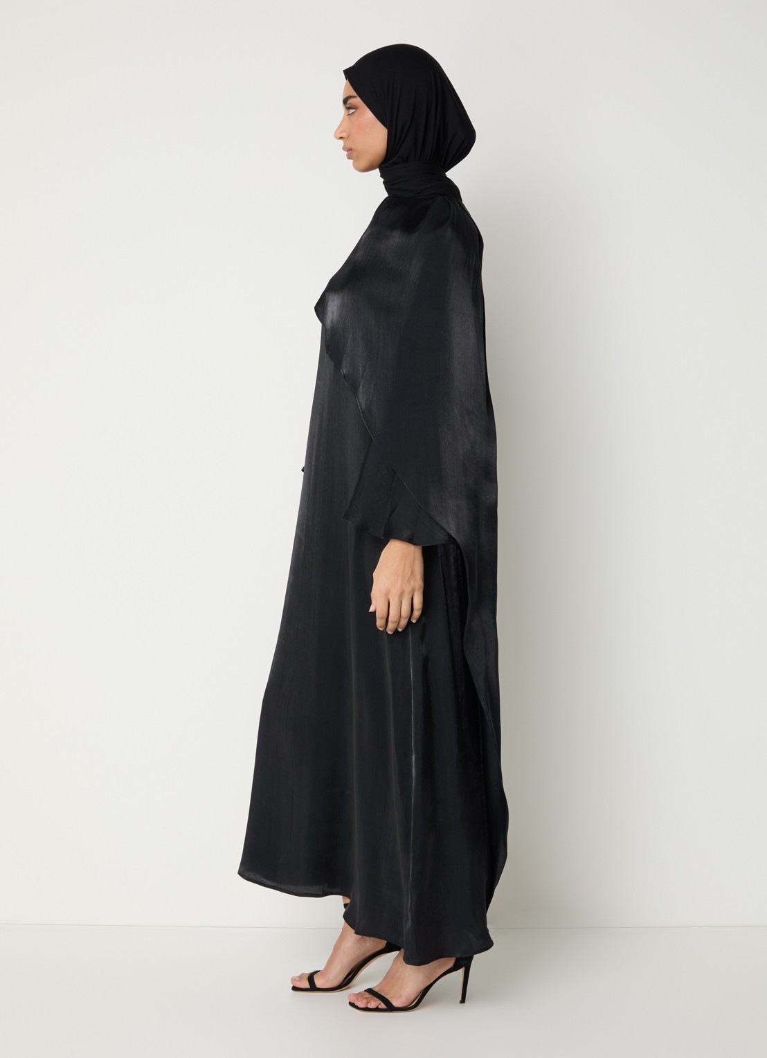 LES Atelier Lamia maxi jurk van satijn met sjaalkraag - voorkant 2 zwart