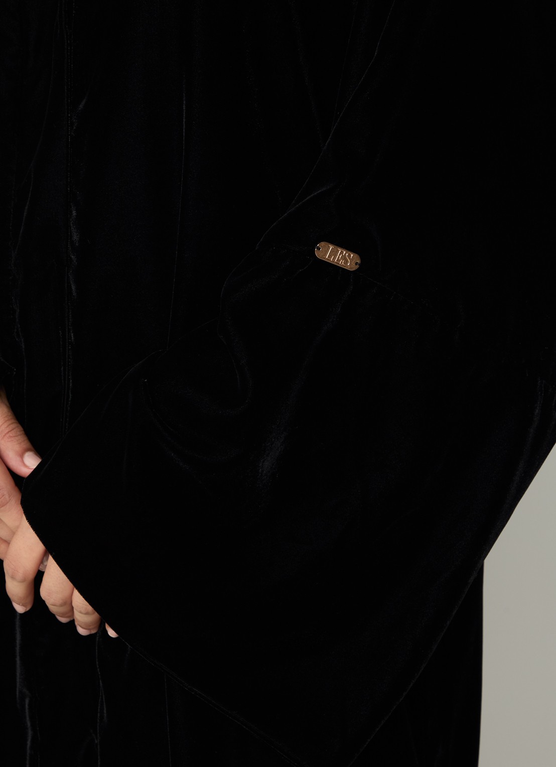 LES Atelier Leona abaya met drukknoopsluiting - detail 3 zwart