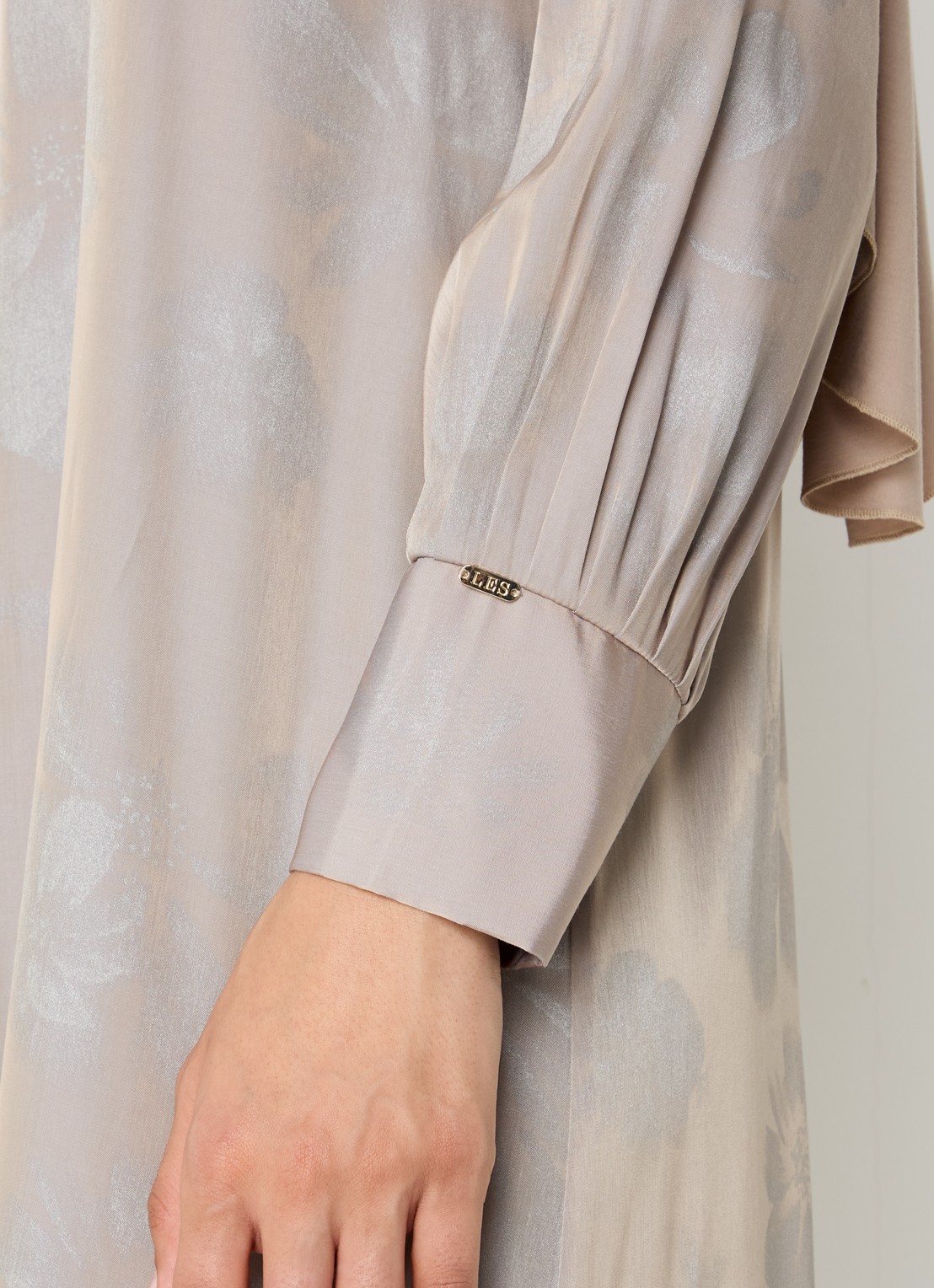 LES Atelier Luna maxi jurk met bloemenprint - detail 2 taupe