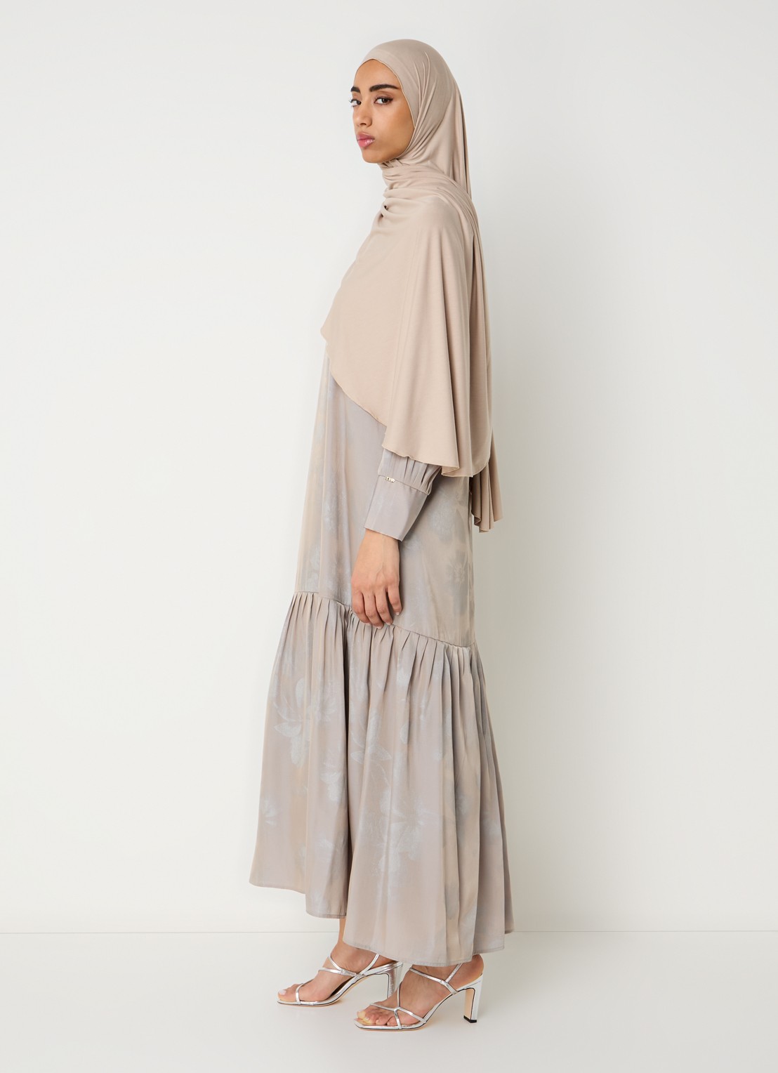 LES Atelier Luna maxi jurk met bloemenprint - voorkant 4 taupe