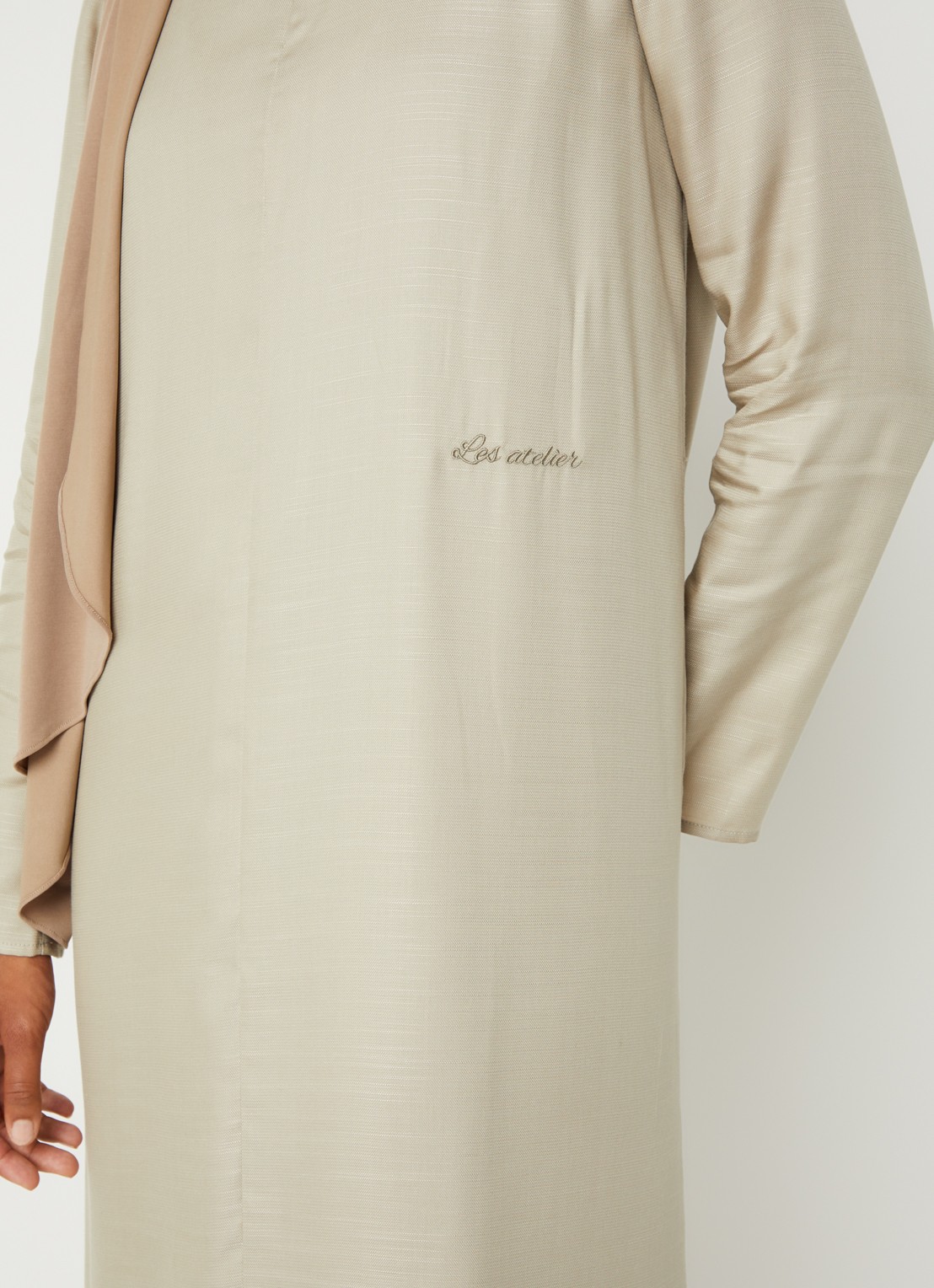 LES Atelier Maria maxi jurk met kraag en halve rits - detail 5 khaki