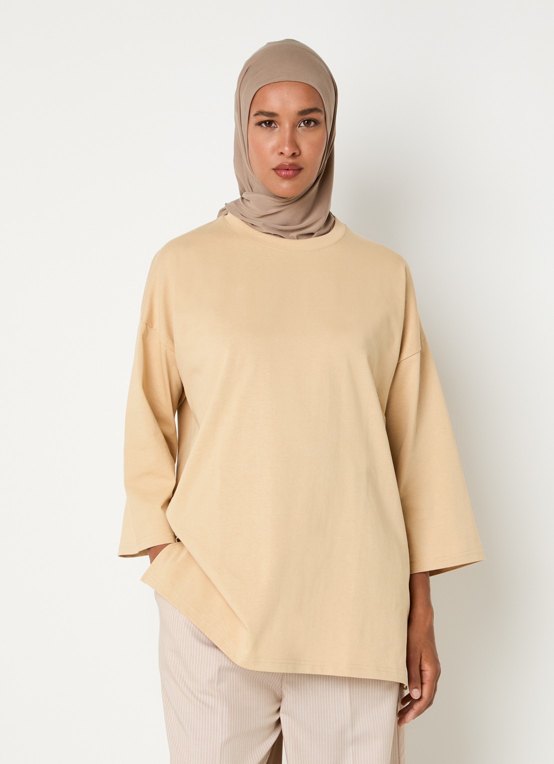 LES Atelier Nada oversized T-shirt met logoborduring - detail 3 khaki